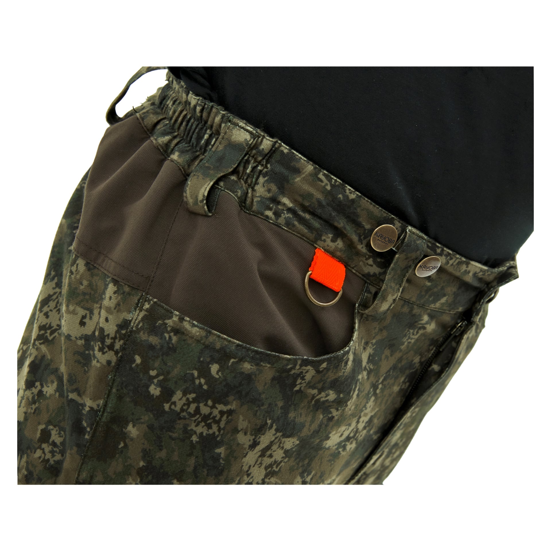 En person klädd i Kayoba Outdoor Men's Hunting Trousers Cannock Superior med kamouflagemönster, resår i midjan och delvis synligt brunt fickfoder. En liten orange etikett hänger från en metallring nära midjebandet ovanför höger framficka.