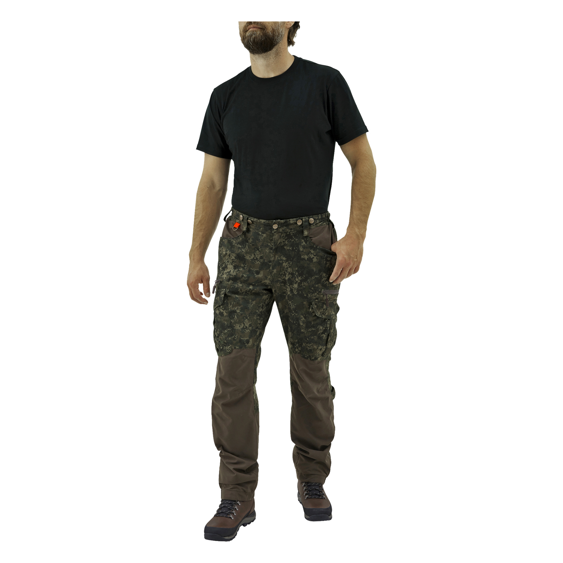 En man visas från axlarna och neråt, klädd i en svart t-shirt och Kayoba Outdoor Men's jaktbyxor Cannock Superior med förstärkta knälappar. Han bär bruna vandringskängor och har ett rött verktygsverktyg fastsatt i byxorna. Hans huvud syns inte på bilden.