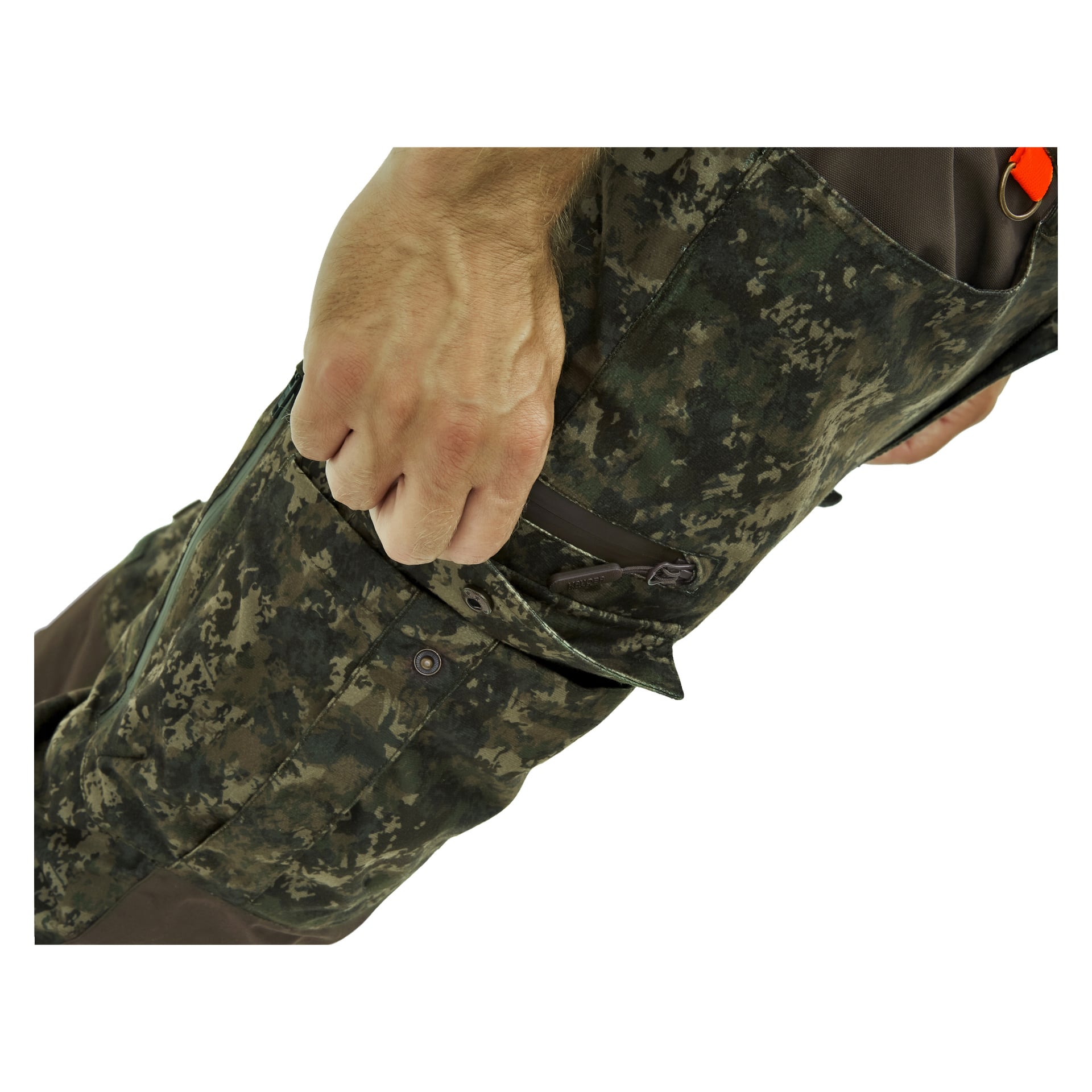 En person, synlig från midjan och neråt, använder sin högra hand för att hålla i dragkedjan på en sidoficka på Kayoba Outdoor Men's jaktbyxor Cannock Superior.