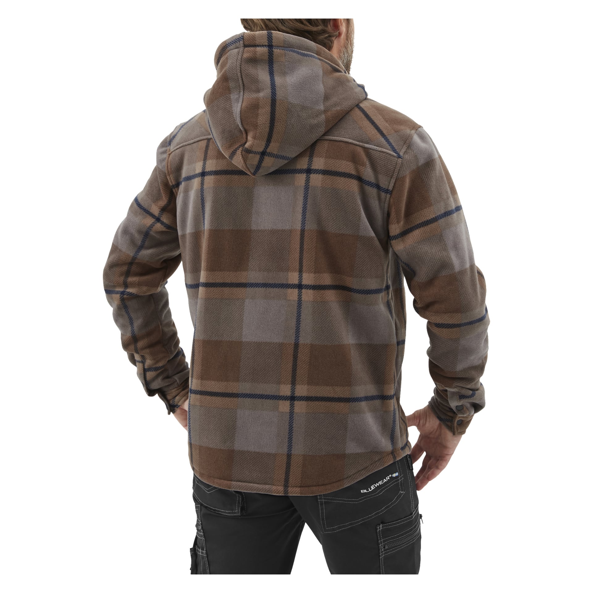 En person ses bakifrån bär Bluewear Men's fleecejacka Milton, beskriven som en brun och grå rutig huva med avslappnad passform och långa ärmar, tillsammans med svarta byxor med synliga stygn och fickor.