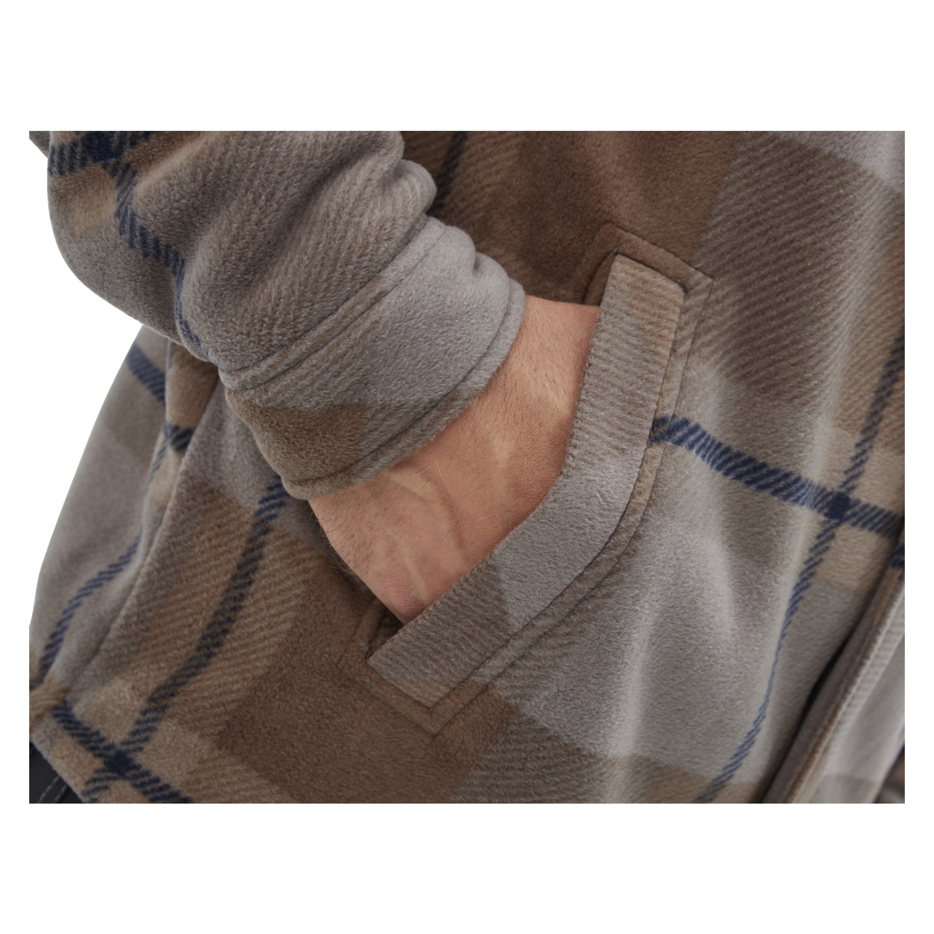 En hand placeras nonchalant i fickan på en brun och grå rutig fleecejacka för herrar märkt Milton by Bluewear, med bilden fokuserad på arm- och fickområdet.
