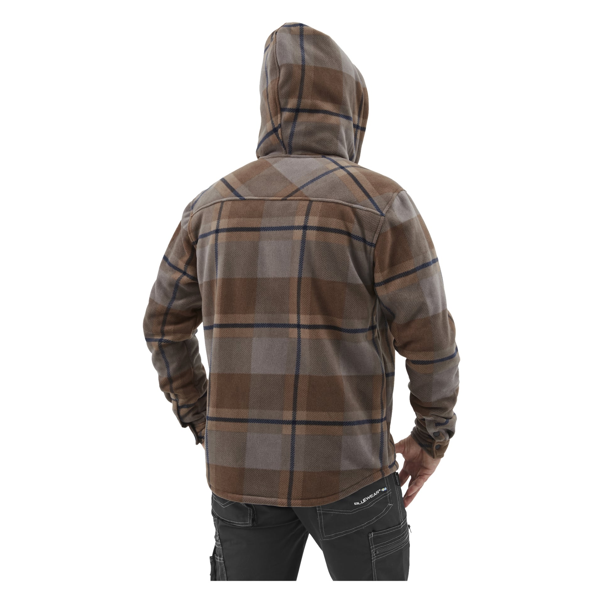En person som bär Bluewear Men's fleecejacka Milton i brun, grå och svart rutig plaid står med ryggen mot kameran, händerna på höfterna. De svarta byxorna visar synliga sömmar och en liten logga på midjebandet.