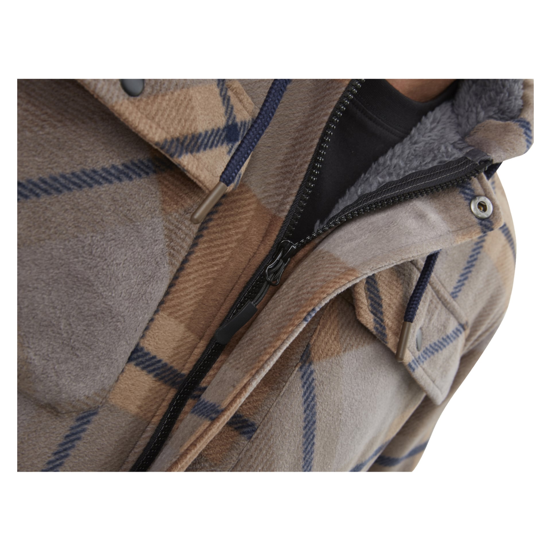 Närbild på någon i en beige och grå rutig Bluewear Milton herrfleecejacka, dragkedjad med bröstficka, över en svart skjorta.