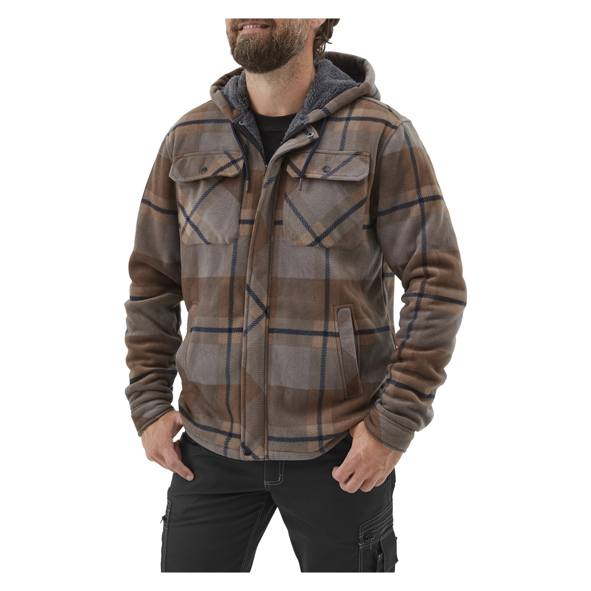 En man med skägg och kort hår bär Bluewear Men's fleecejacka Milton. Jackan har ett brunt och grått rutigt mönster, huva, knäppta bröstfickor och sidofickor. Han står med händerna i fickorna.