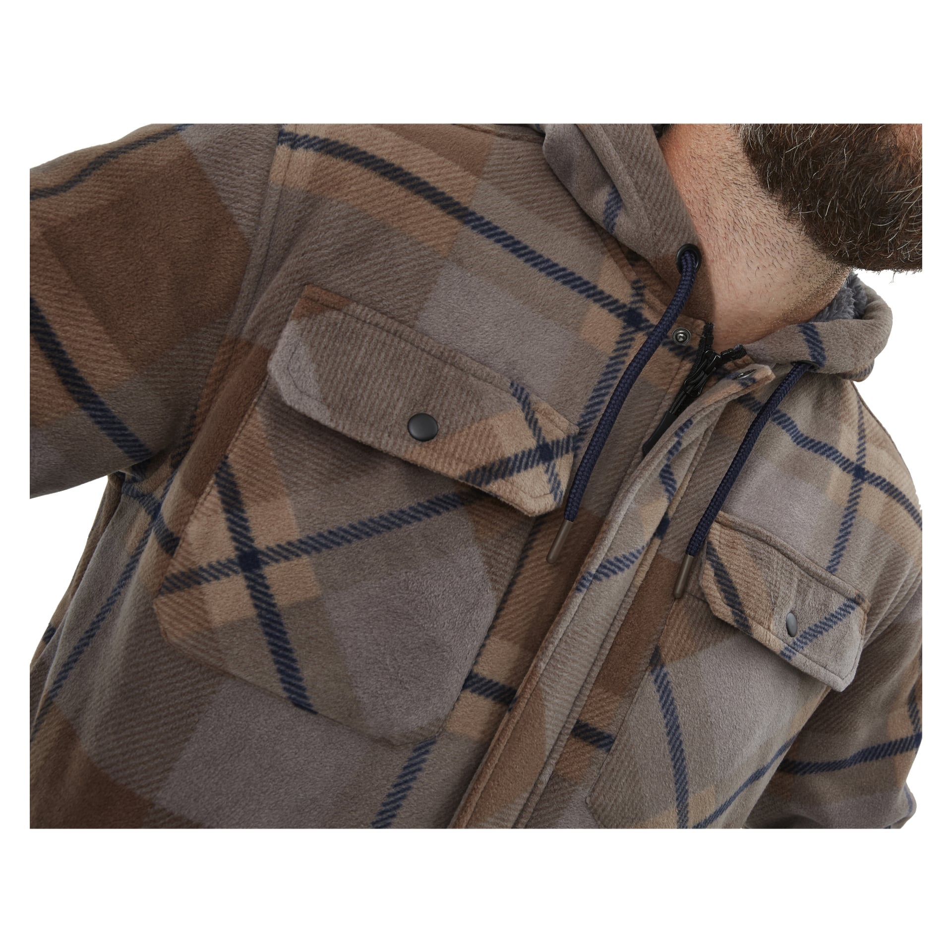 En skäggig person bär Bluewear Men's fleecejacka Milton—en brun och grå rutig design med knäppta bröstfickor, blå och beige diagonallinjer samt huva. Största delen av personens ansikte är utanför bild.