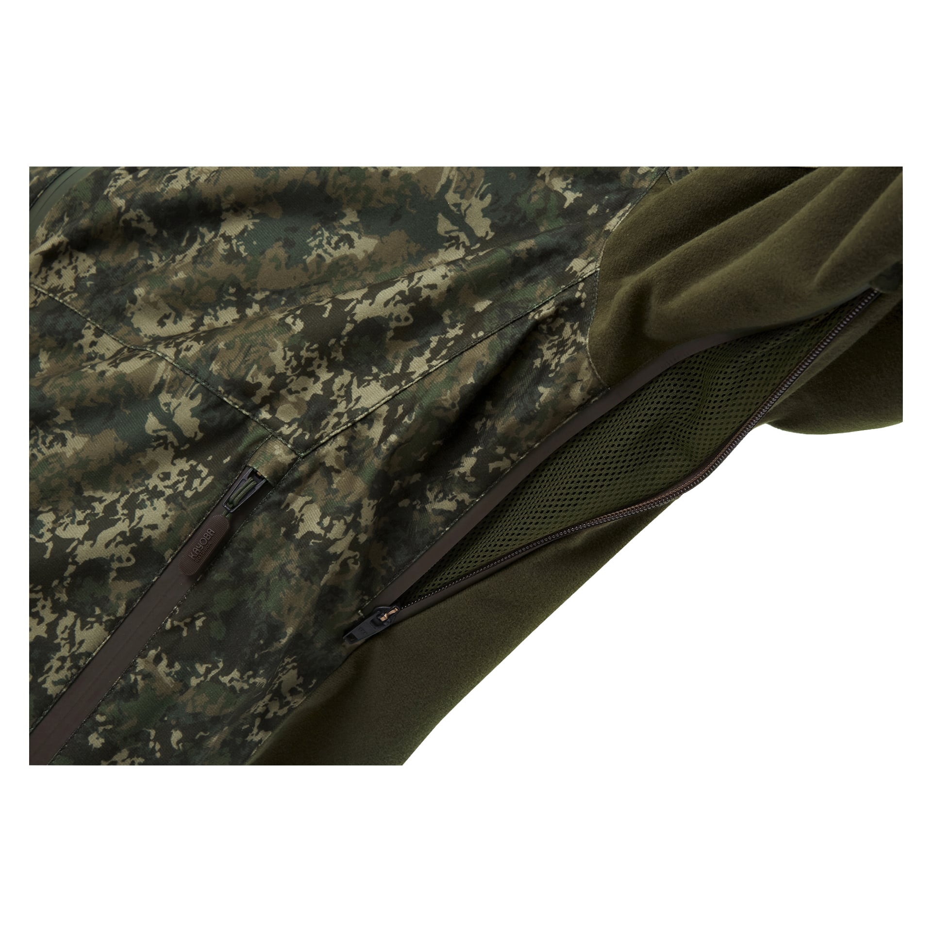Et detaljert bilde av Kayoba Outdoor Men's Hunting Jacket Cannock Camo med vekt på en delvis glidelåst sideventil, netting synlig under, og en tydelig synlig glidelås. Stoffet viser et uregelmessig grønt og brunt kamuflasjemønster.