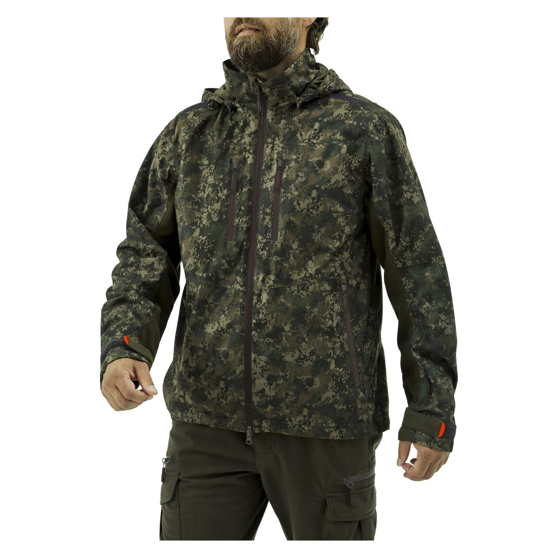 En skäggig man visas från midjan och uppåt iförd Kayoba Outdoor Men's Cannock Camo jaktjacka, som har en grön och mörkbrun digital kamouflagedesign, flera fickor med dragkedja, en huva och kardborreband med orange flikar.