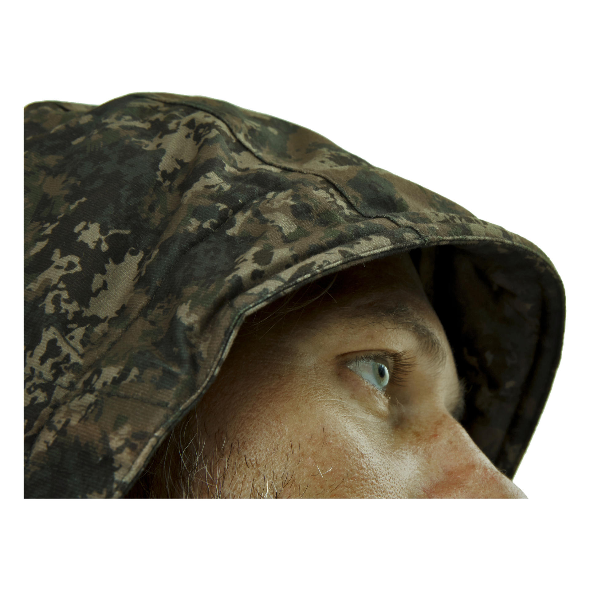 En närbild av en persons ansikte, som visar ett blått öga och en del av näsan under kamouflagemönstrade huvan på Men's Cannock Camo jaktjacka från Kayoba Outdoor.