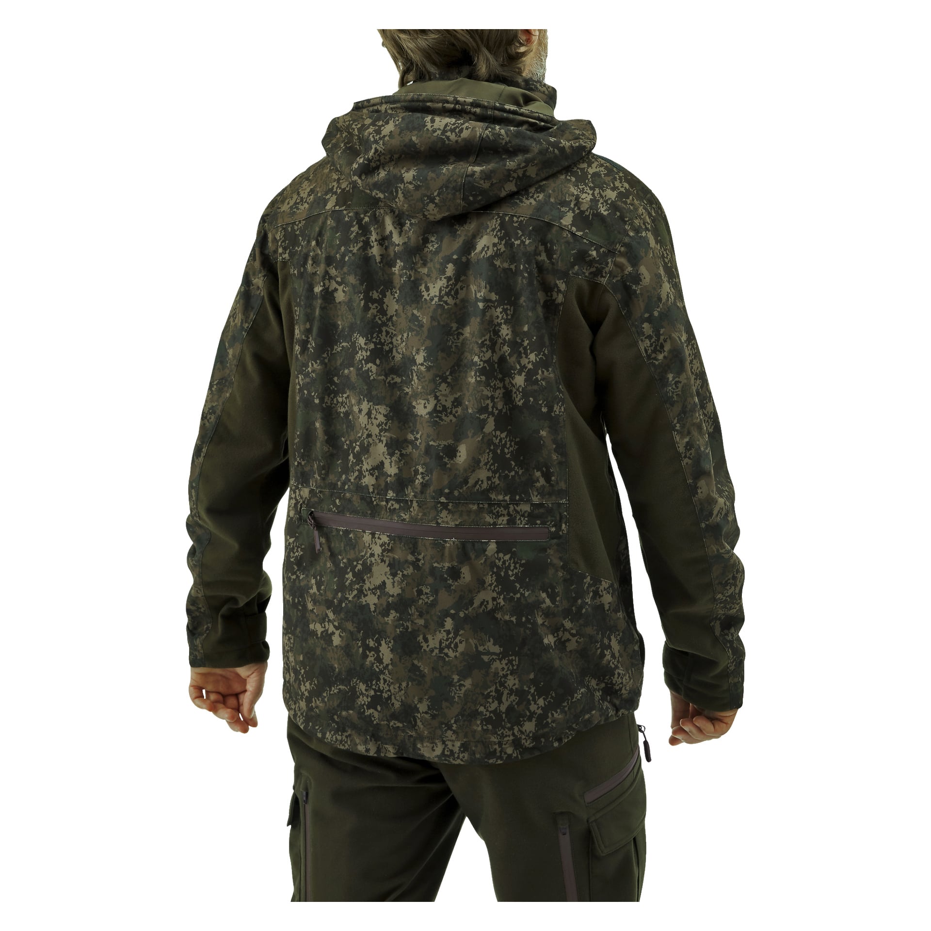 En person står vänd bort och bär Kayoba Outdoor Men's Cannock Camo jaktjacka och matchande byxor. Deras armar vilar naturligt vid sidorna, och jackan har en ficka med dragkedja på nedre delen av ryggen.