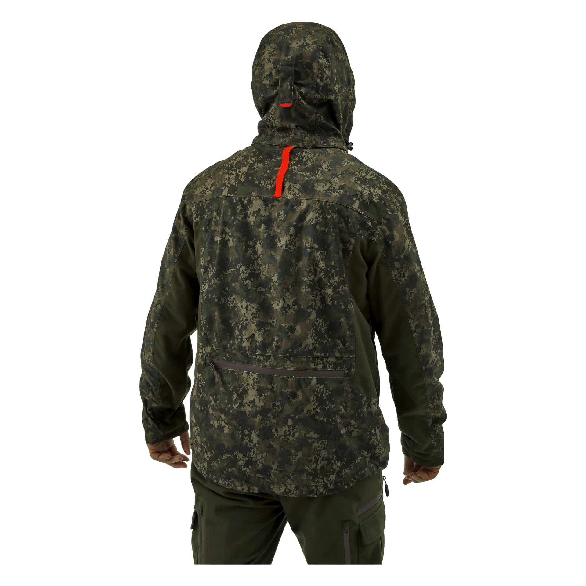 En person syns bakifrån iklädd Kayoba Outdoor Men's Cannock Camo jaktjacka. Jackan har ett grönt kamouflagemönster, en huva, en livfull röd ögla på ryggen, långa ärmar och en ficka med dragkedja som löper över nedre delen av ryggen.