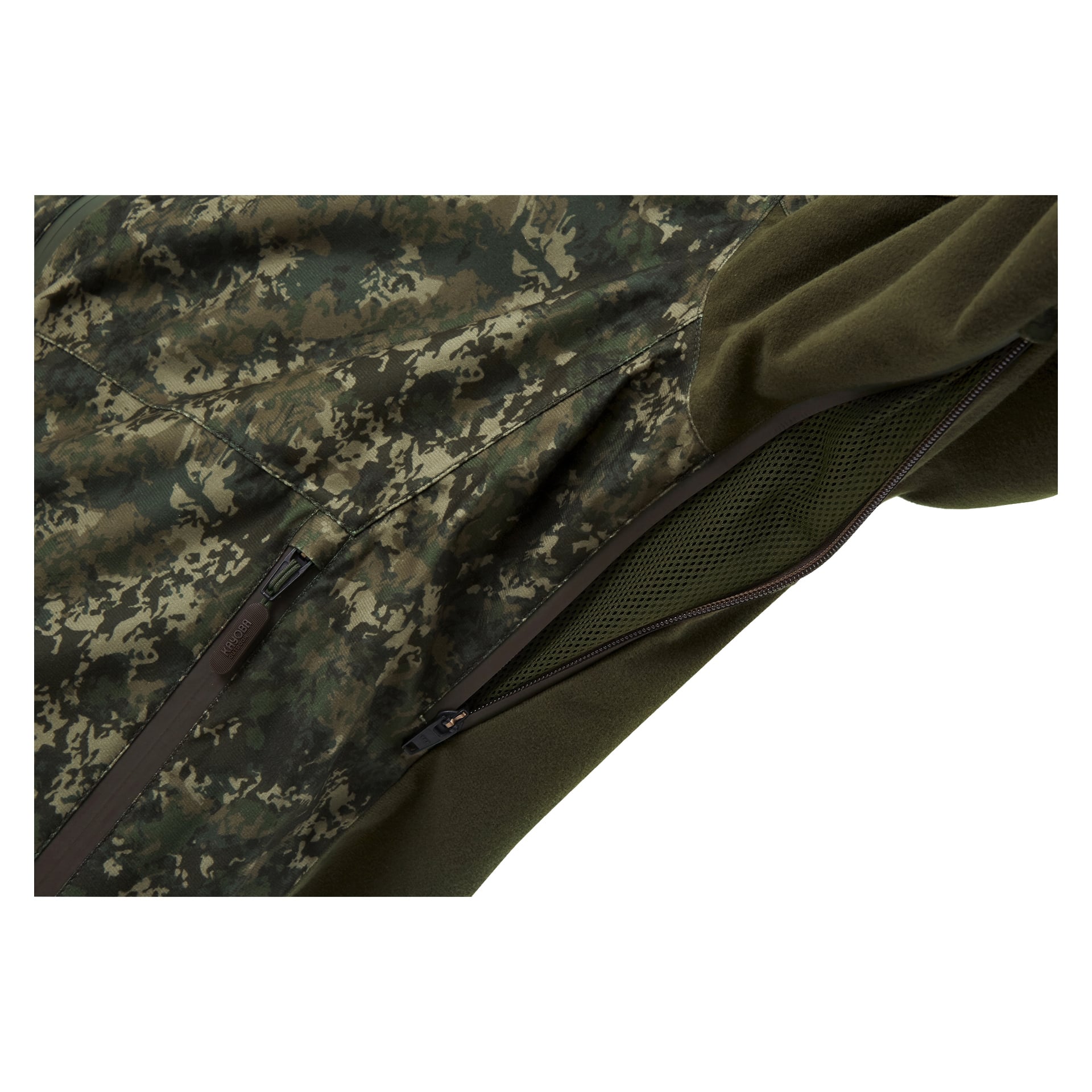 Detaljerad vy av Kayoba Outdoor Men's Cannock Camo jaktjacka, som framhäver dess kamouflagedesign och en delvis uppdragen brun dragkedja med grönt nät på innerfodret. Ärmarna är gjorda av grönt tyg, och det finns en söm synlig bredvid dragkedjan.
