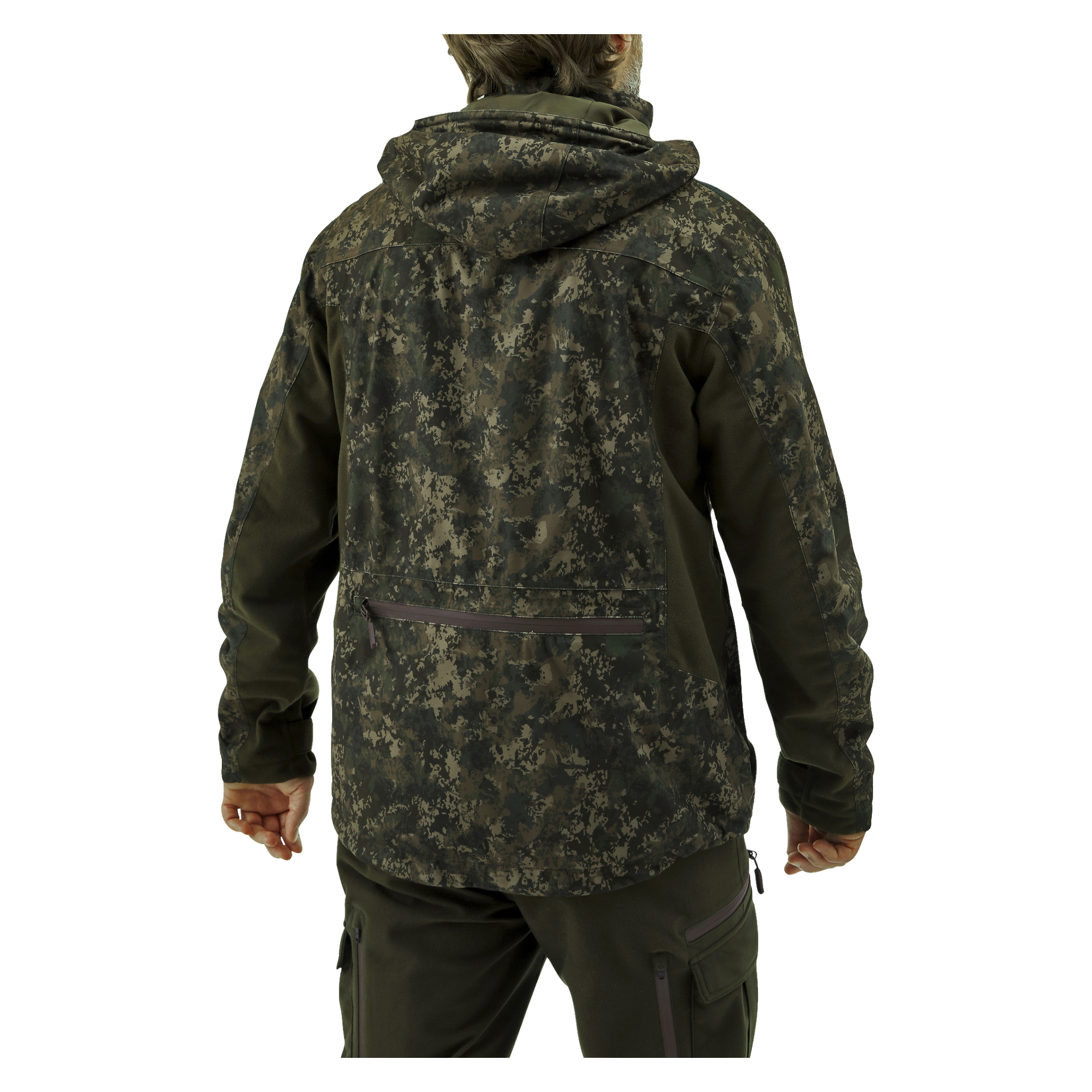 En person visas bakifrån iklädd Kayoba Outdoor Men's Cannock Camo jaktjacka, som har ett grönt och brunt kamouflagemönster. Jackan har en horisontell ficka med dragkedja på ryggen och bärs med matchande kamouflagebyxor.