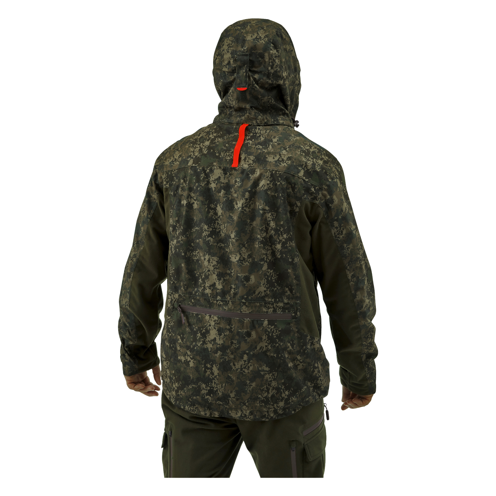 En person ses bakifrån iklädd Kayoba Outdoor Men's Cannock Camo jaktjacka, som har ett grönt och brunt kamouflagemönster och en huva. Jackan har en livfullt orange ögla vid halsen och en horisontell dragkedja längst ner i ryggen. Gröna byxor fulländar deras outfit.