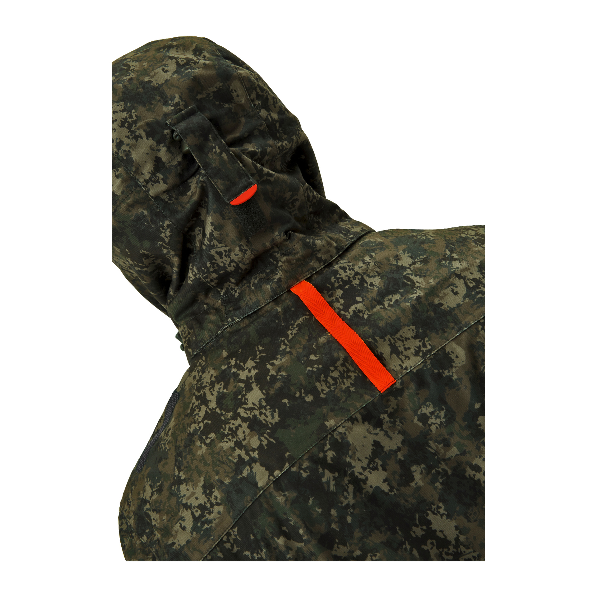 En detaljerad vy av Kayoba Outdoor Men's Cannock Camo jaktjacka, som framhäver dess gröna och bruna kamouflagedesign tillsammans med två färgstarka orange flikar – en på huvan och en annan på övre ryggen – för att förbättra synligheten eller för bekväm upphängning.