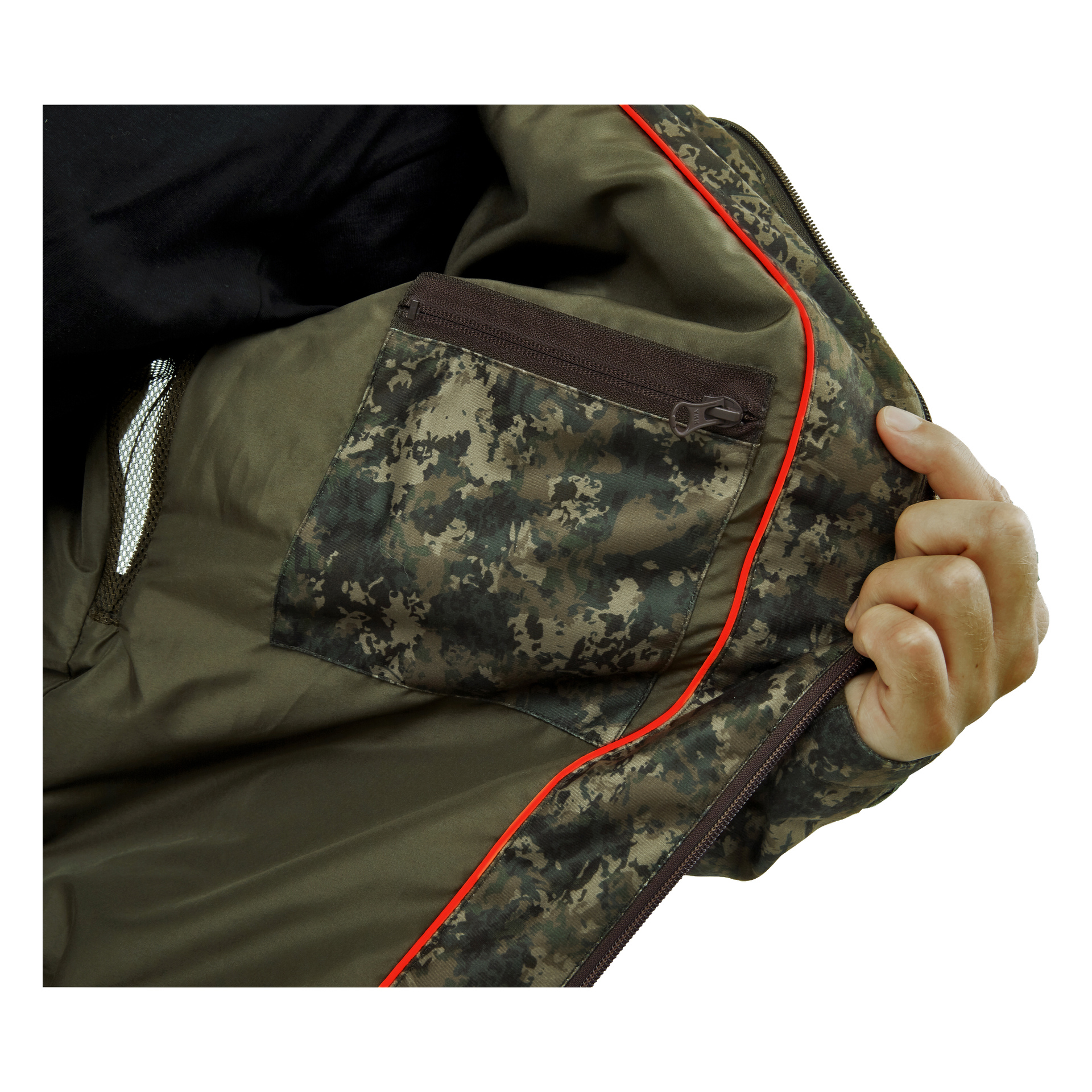 En hand öppnar Kayoba Outdoor Men's Cannock Camo jaktjacka, med en innerficka med dragkedja och röd kant, med en del av en svart skjorta synlig under.
