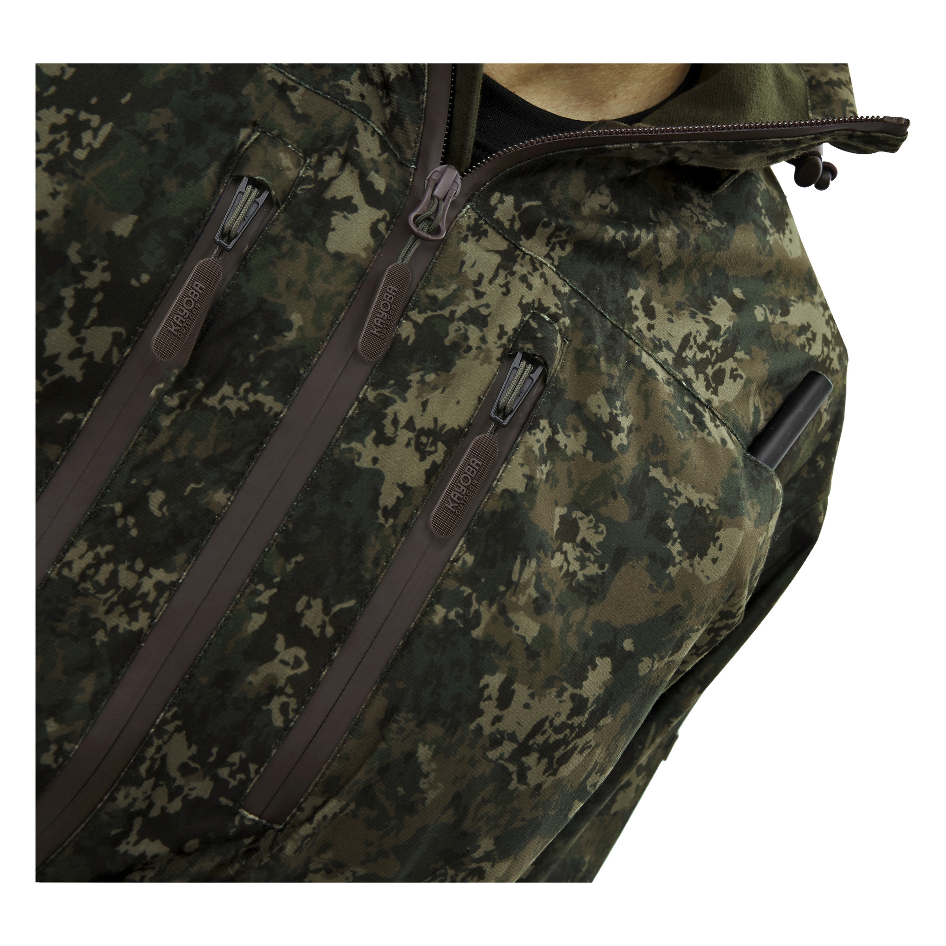 En närbild visar en person klädd i Kayoba Outdoor Men's Cannock Camo jaktjacka, som har kamouflagedesign och tre vertikala fickor med dragkedja och mörkbruna dragkedjor. Bilden visar bara området kring bröst och hals.