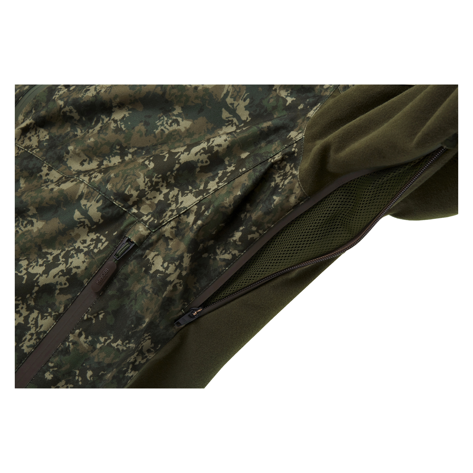 Närbild av Kayoba Outdoor Men's Cannock Camo jaktjacka, som framhäver dess gröna kamouflagedesign, öppen sidoventilation med nätfoder och grönt fleecematerial på ärmen och huvan.