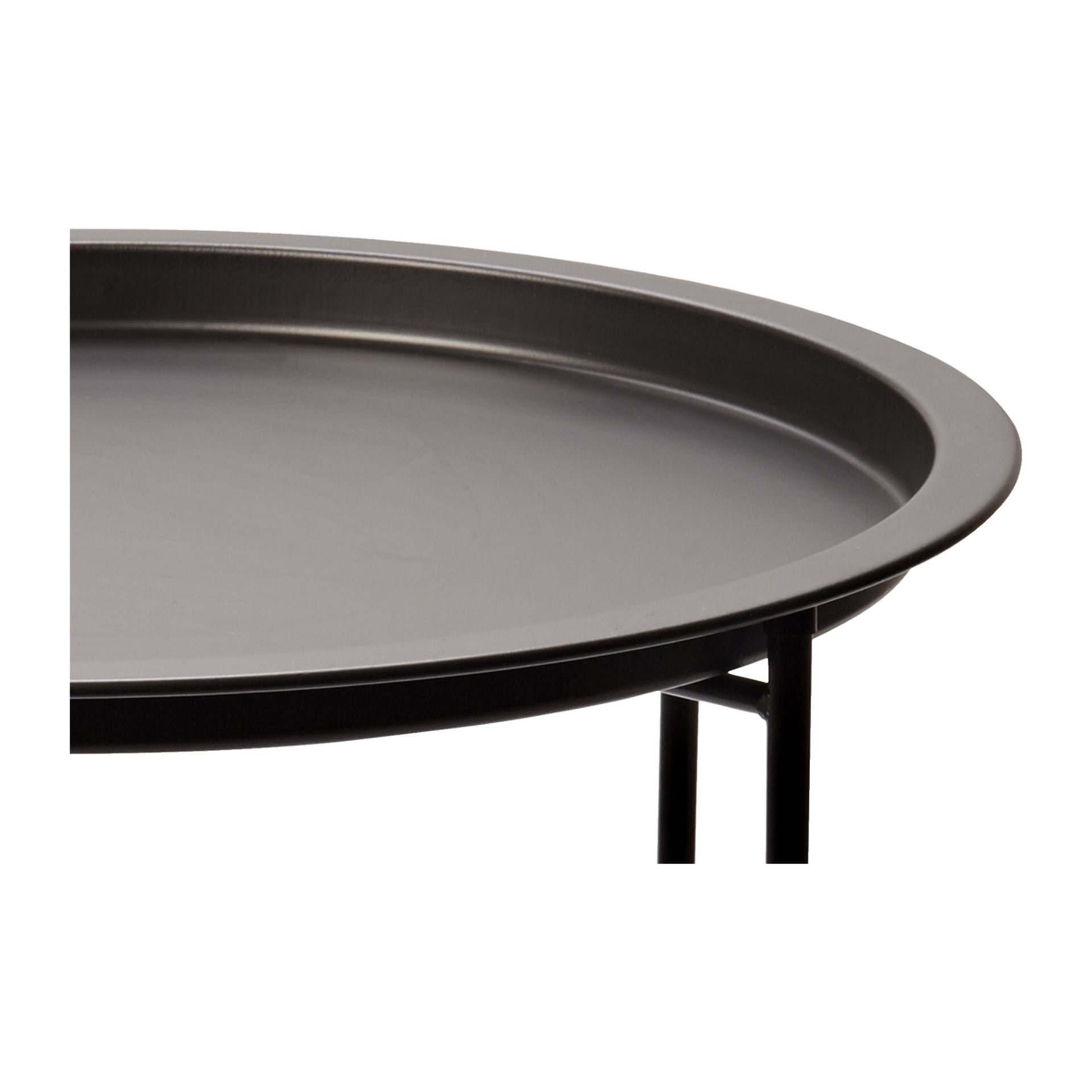 Närbild av EKVIP Tray-bordet som visar dess cirkulära svarta metallkonstruktion med upphöjd kant. Fotot betonar en del av bordsskivan och två stödben.