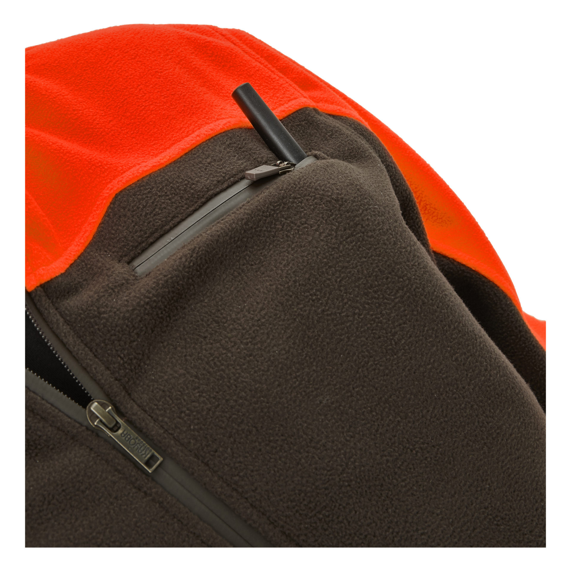 Detaljerad vy av Kayoba Outdoor Men's Grimsö vindtäta och vattentäta fleecejacka, som framhäver dess livfulla orange och mörkbruna paneler, en vertikalt dragkedjad bröstficka med en dragflik och ett litet svart cylindriskt föremål som sticker ut ur fickan.