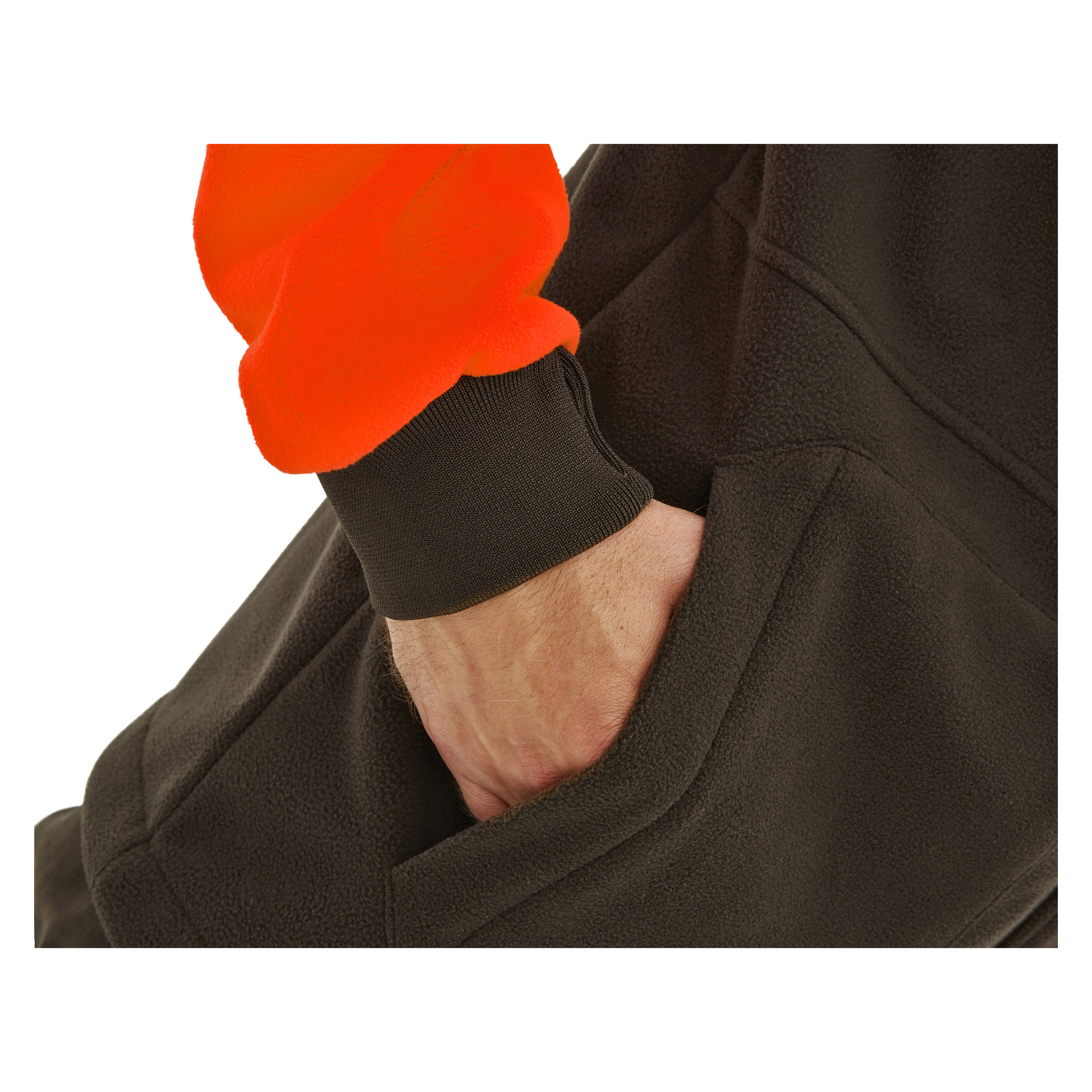 Någon i orange ärm stoppar handen i framfickan på en svart Kayoba Outdoor herrjacka Grimsö med vind- och vattentät fleece, med betoning på handen och fickan.