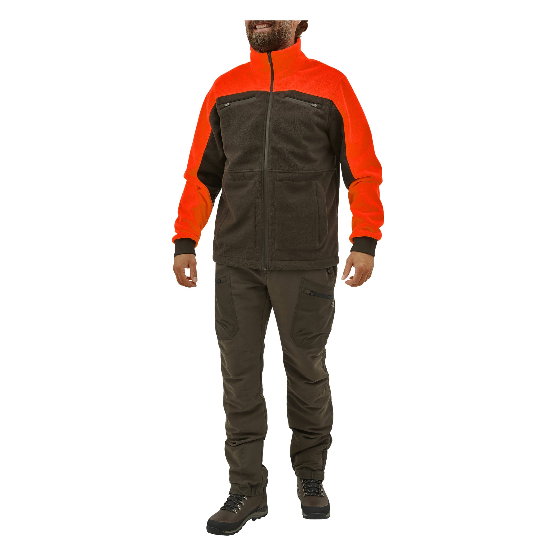 En skäggig man står vänd mot kameran, klädd i Kayoba Outdoor Men's Grimsö-jacka i brunt och orange, tillsammans med bruna cargobyxor och matchande vandringskängor. Han ler och håller händerna avslappnade vid sidorna.