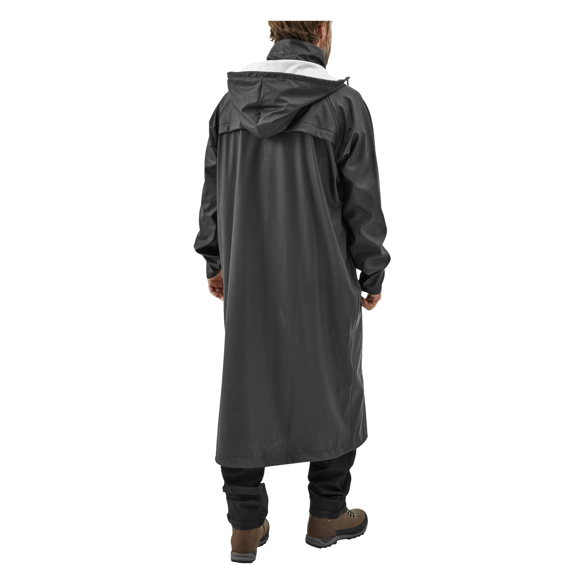 En person vänder blicken bort från kameran, klädd i en svart Bluewear regnrock som går under knäna och har huvan uppdragen, tillsammans med svarta byxor och bruna vandringskängor.