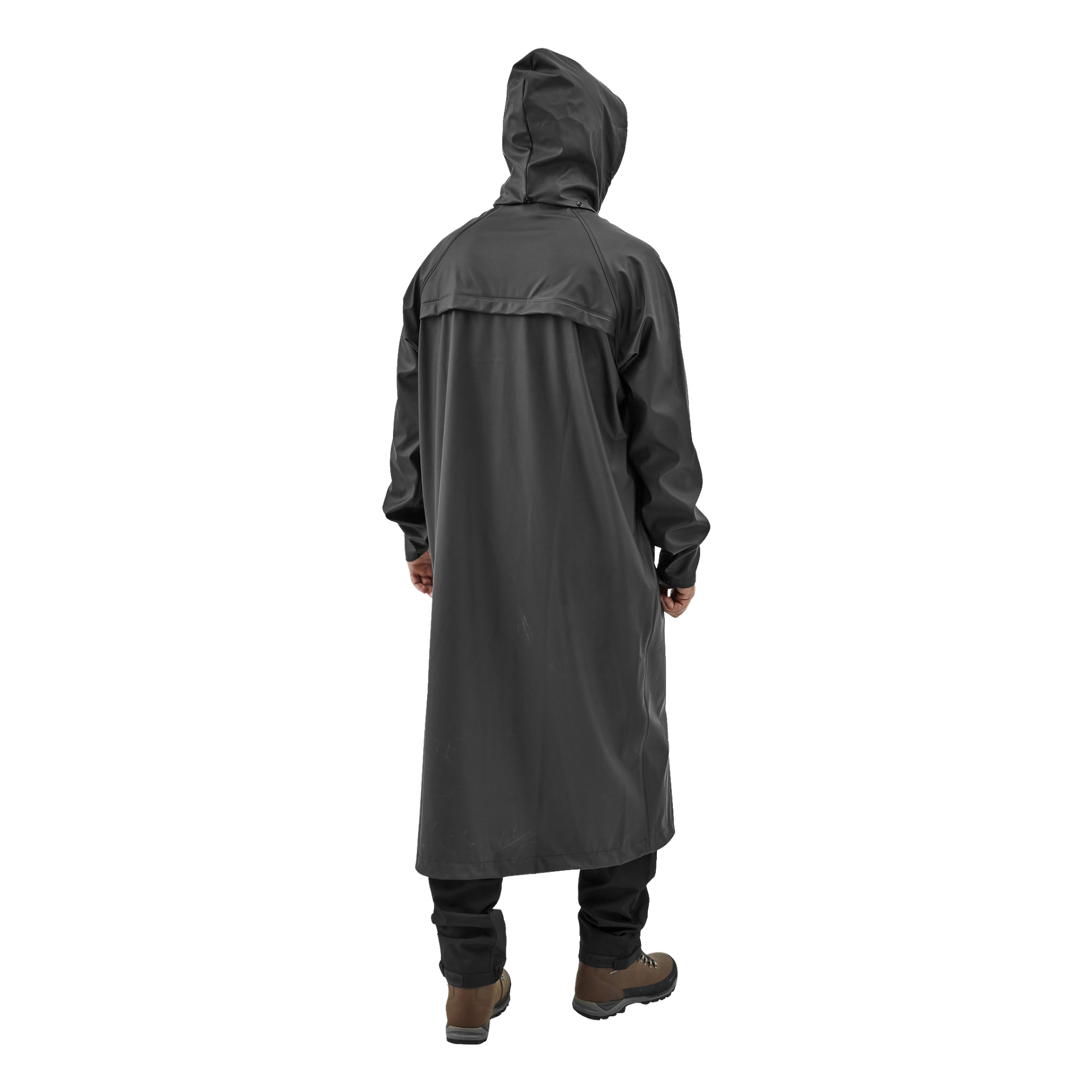 En person vänder sig bort från kameran, klädd i Bluewear Raincoat—en lång svart huva som sträcker sig till mitten av vaden och nästan helt döljer kläderna. De har bruna vandringskängor på sig.