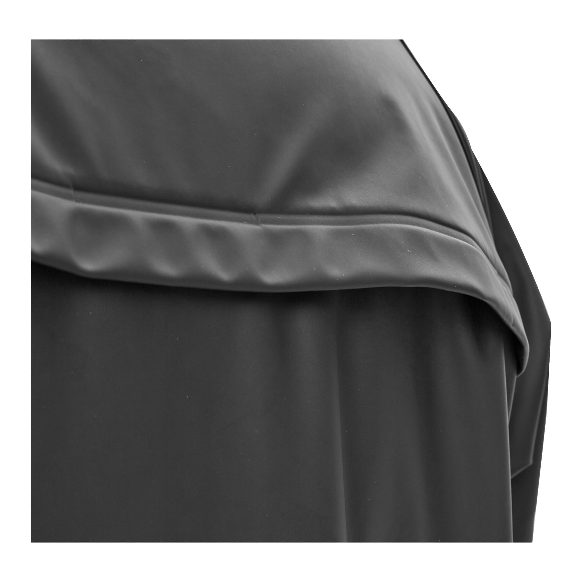 Närbild på en slät, svart Bluewear Raincoat tillverkad av vattentätt tyg, draperad för att framhäva synliga sömmar och veck.