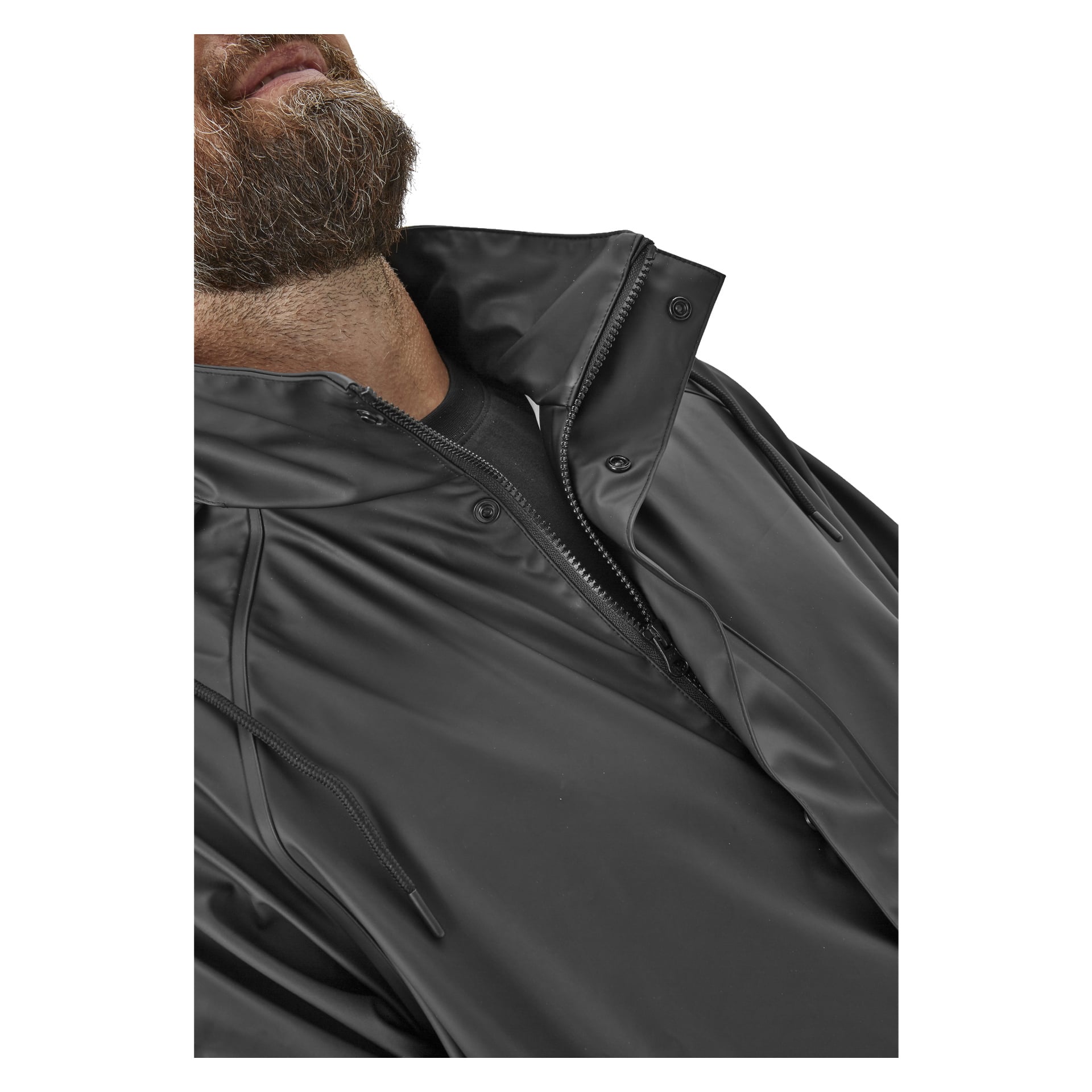 En närbild av en person i Bluewear Raincoat, en svart vattentät jacka med dragkedja och snören. Personens skägg, hals och käklinje är delvis synliga.