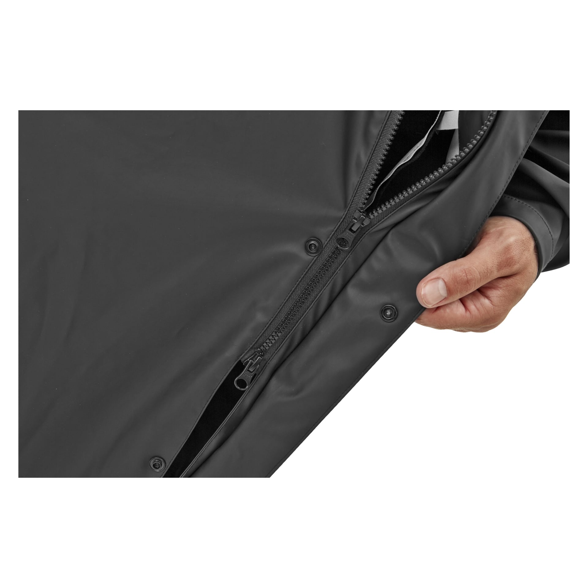 En hand greppar kanten på en svart Bluewear Raincoat, vilket ger en närbildsbild av den delvis uppknäppta framsidan och de framträdande knapparna.