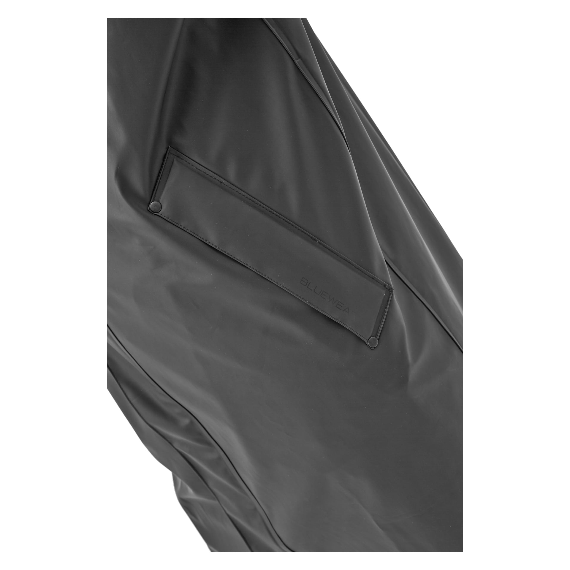 Detaljerad vy av mörkgrå regnrockstyg med rektangulär ficka med klaff. Fickfliken visar det subtilt präglade märket Bluewear. Materialet ser slätt ut och har en svag glans.