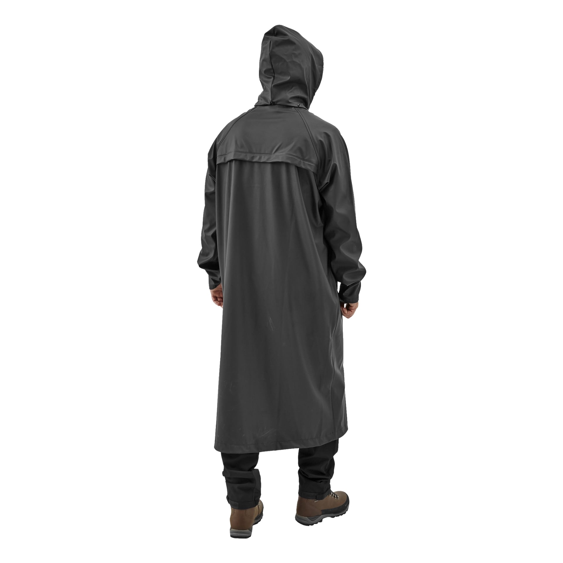 Von hinten betrachtet trägt man einen langen, kapuzenbedeckten Bluewear-Regenmantel aus wasserdichtem Stoff sowie schwarze Hosen und braune Wanderschuhe.
