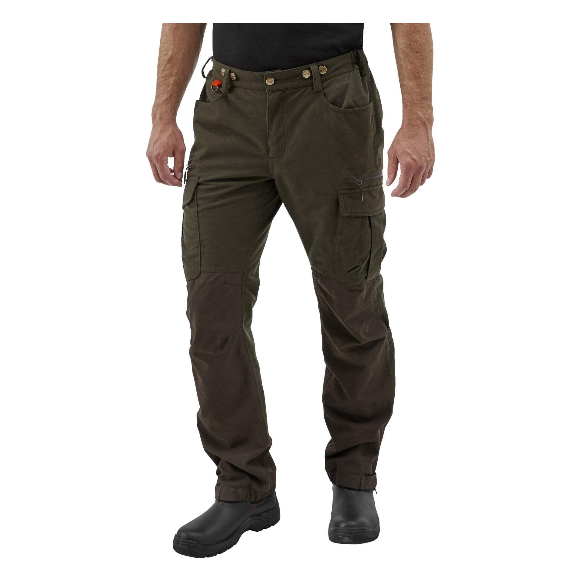 En person visas från axlar till fötter klädd i Kayoba Outdoor Men's Hunting Trousers Cannock Superior, som är olivgröna och bruna med flera fickor. De bär också en svart skjorta och svarta stövlar, och står med armarna naturligt vilande längs sidorna.