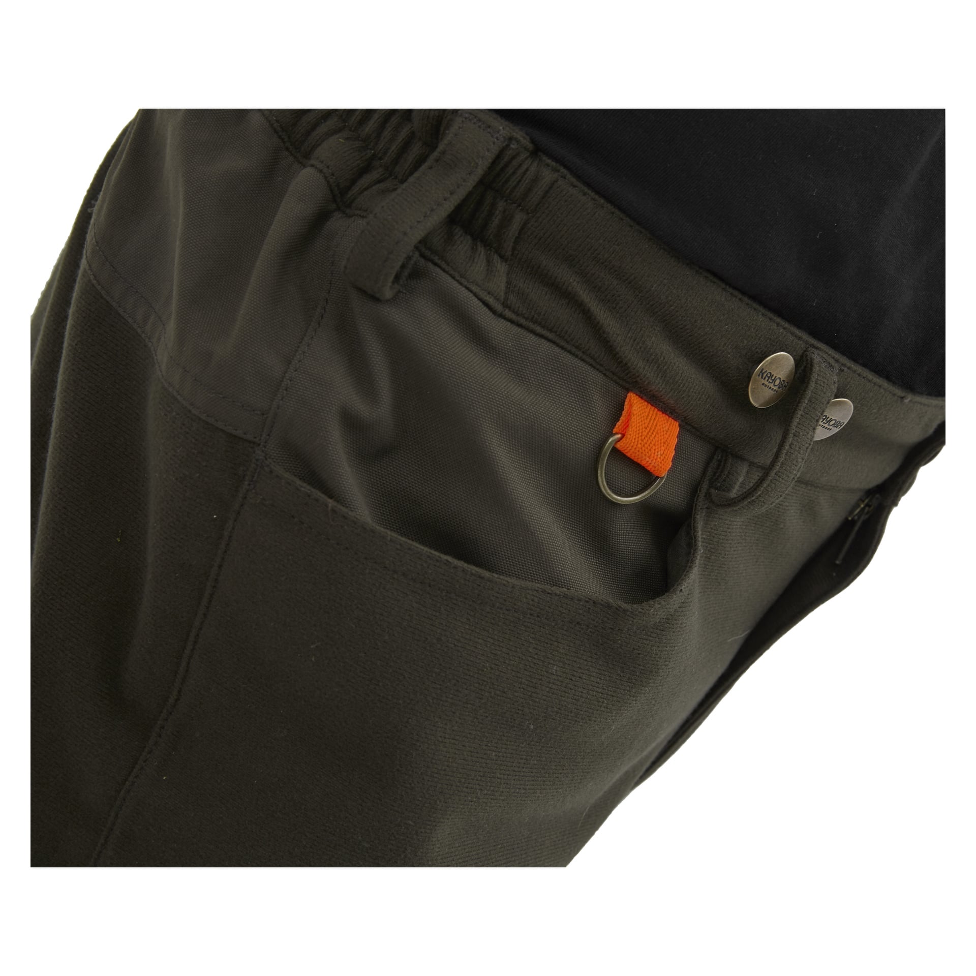 En detaljerad vy av framfickan på Cannock Superior Men's jaktbyxor från Kayoba Outdoor, med en liten orange ögla fäst vid en metallring bredvid ficköppningen. Det elastiska midjebandet syns, och en del av en svart skjorta syns också.