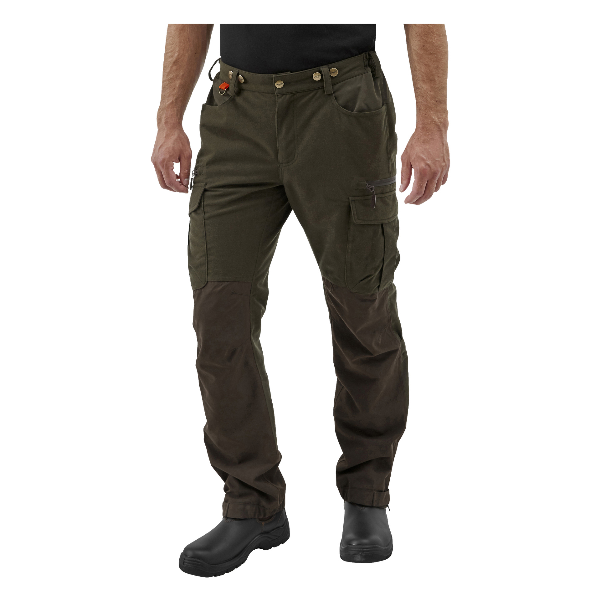 En person visas från midjan och nedåt iförd Kayoba Outdoor Men's Hunting Trousers Cannock Superior i olivgrönt och brunt med flera fickor, matchande med svarta arbetskängor.
