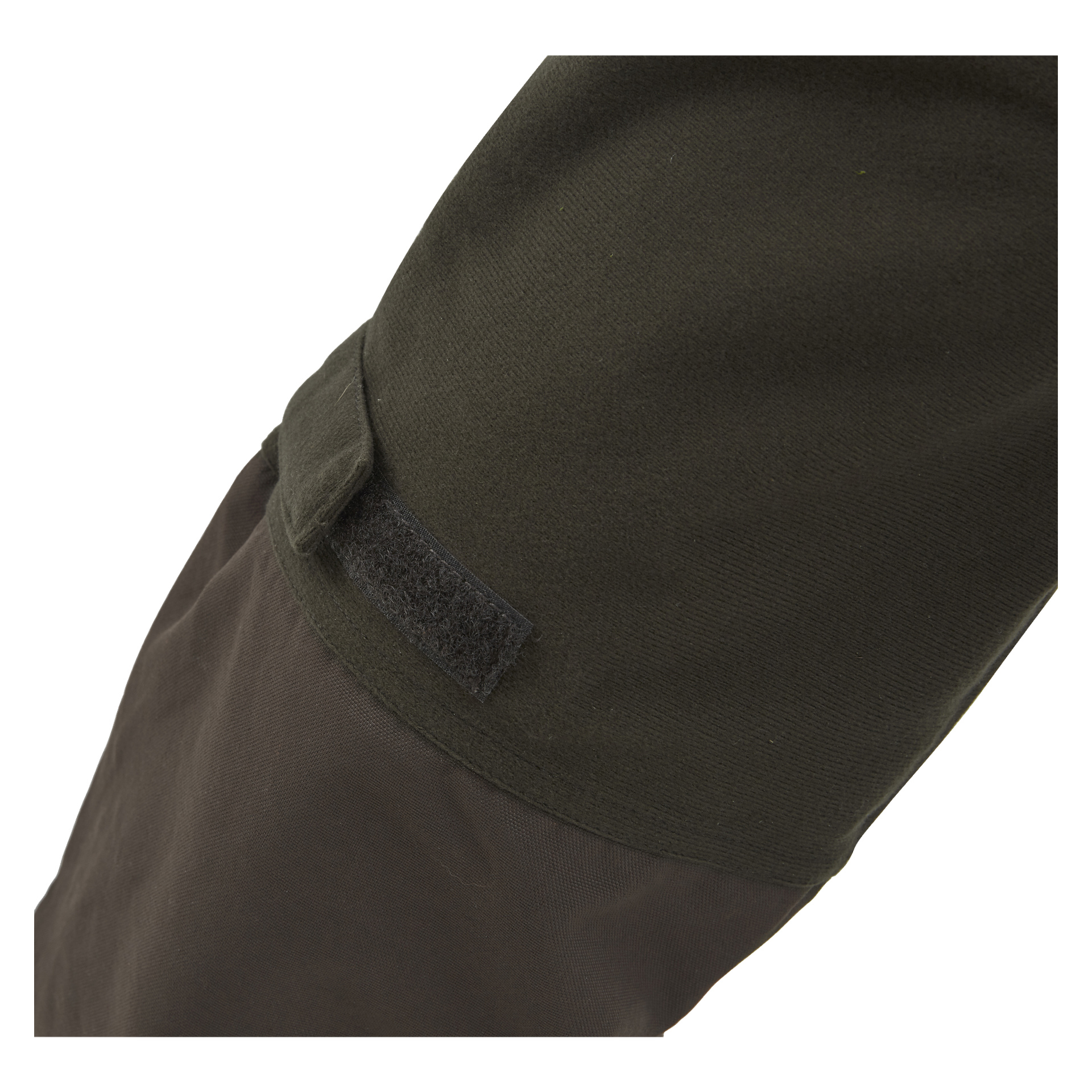 Närbild på ärmen på Kayoba Outdoor Men's Cannock Superior jaktbyxor, med ett robust tygband med kardborrelås nära armbågen. Tyget ser robust och praktiskt ut, i en mörkgrönbrun färg.