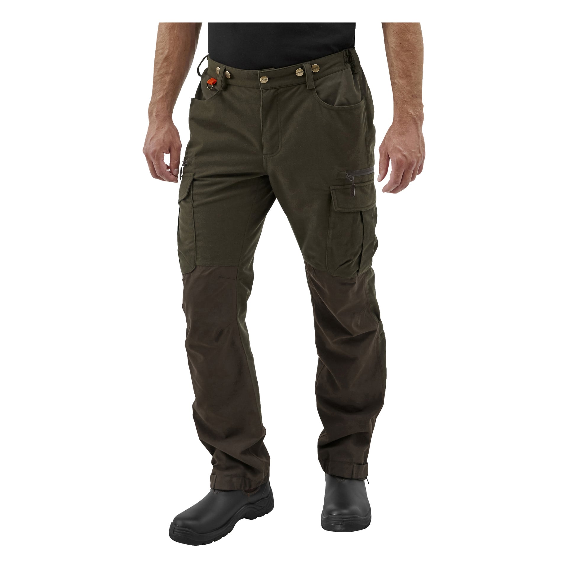 En person är klädd i mörkgröna Kayoba Outdoor Men's Cannock Superior jaktbyxor med förstärkta bruna lappar på knäna, flera fickor, framträdande dragkedjor, metallknappar i midjan och svarta stövlar. Överkroppen visas bara delvis.