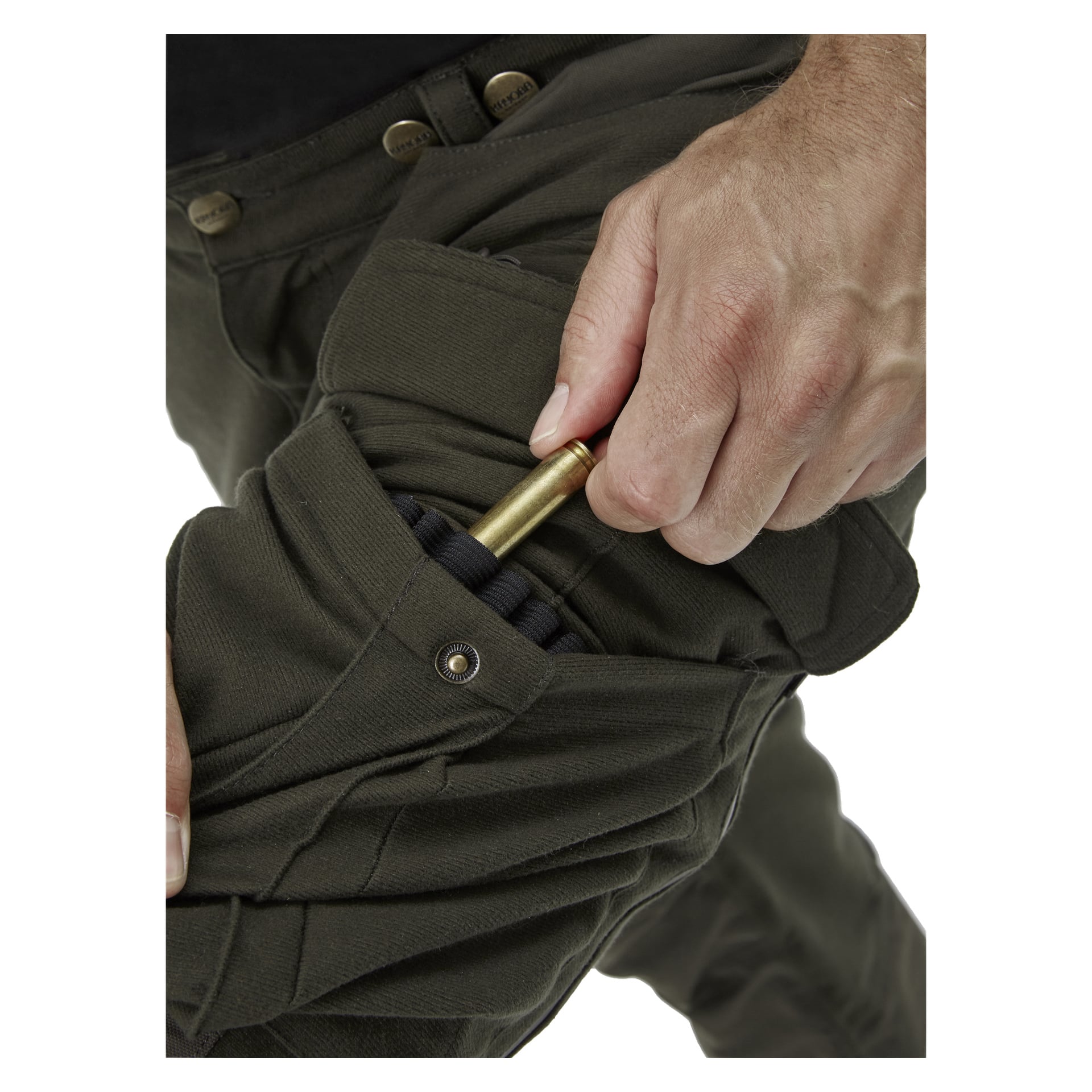 Någon stoppar in en patron med ett gevärshylster i låret på Kayoba Outdoor Men's jaktbyxor Cannock Superior, som har en knappstängning och är anpassad för att bära ammunition.