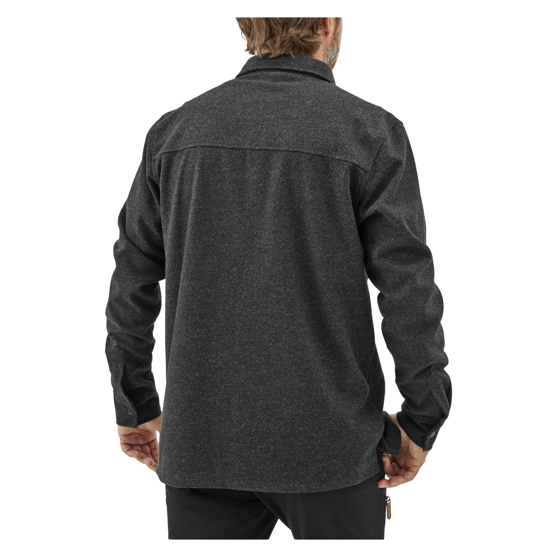 En mann sees bakfra iført Kayoba Outdoor Overshirt Idhult i mørkegrått med svarte bukser. Bare en del av venstre hånd er synlig, og han har kort brunt hår og skjegg.
