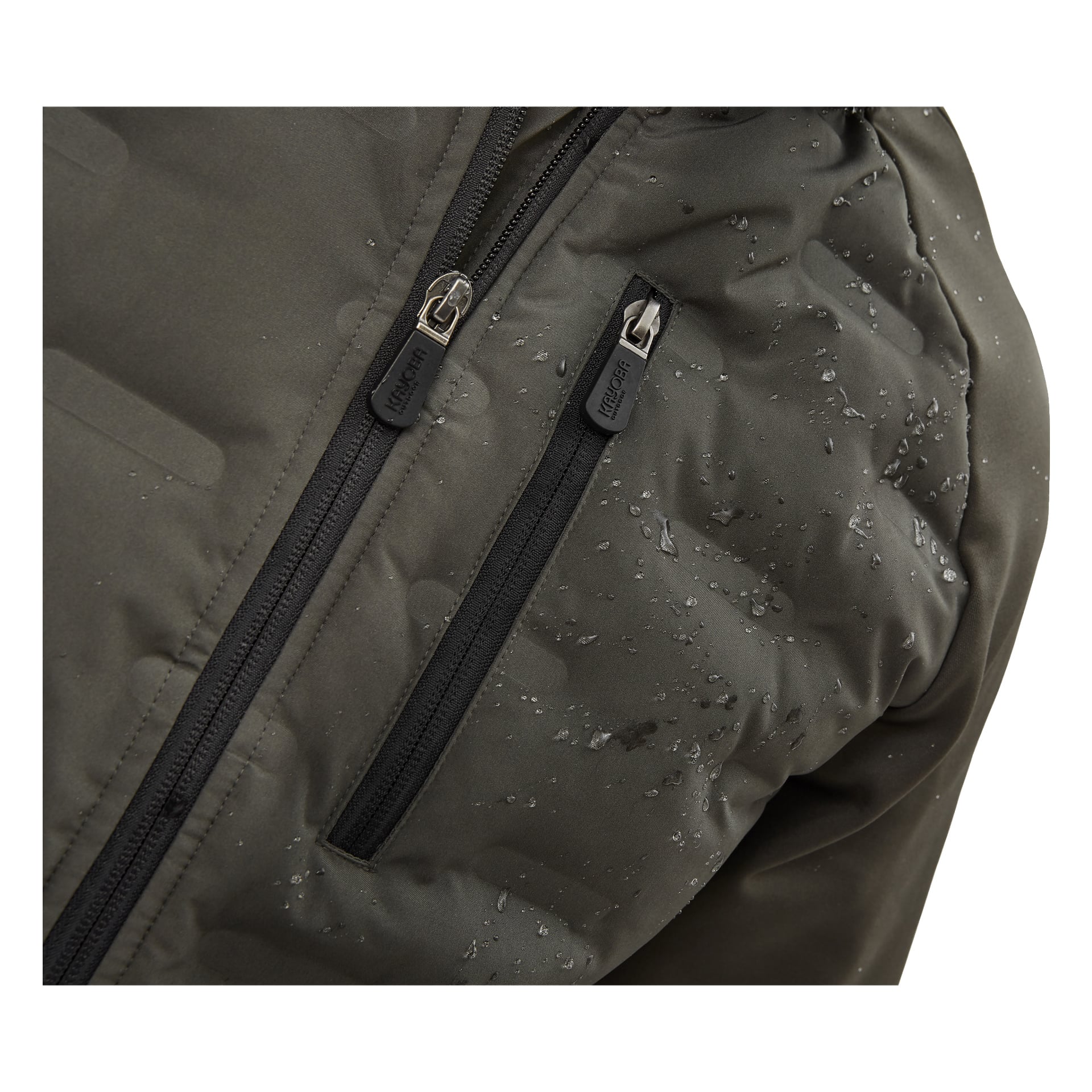 Detaljerad vy av Kayoba Outdoor Men's hybridjacka i mörkgrönt visar vattenavvisande material med droppar som bildas på dess stadiga, släta yta. Två fickor med svarta dragkedjor och märkesskydd syns.
