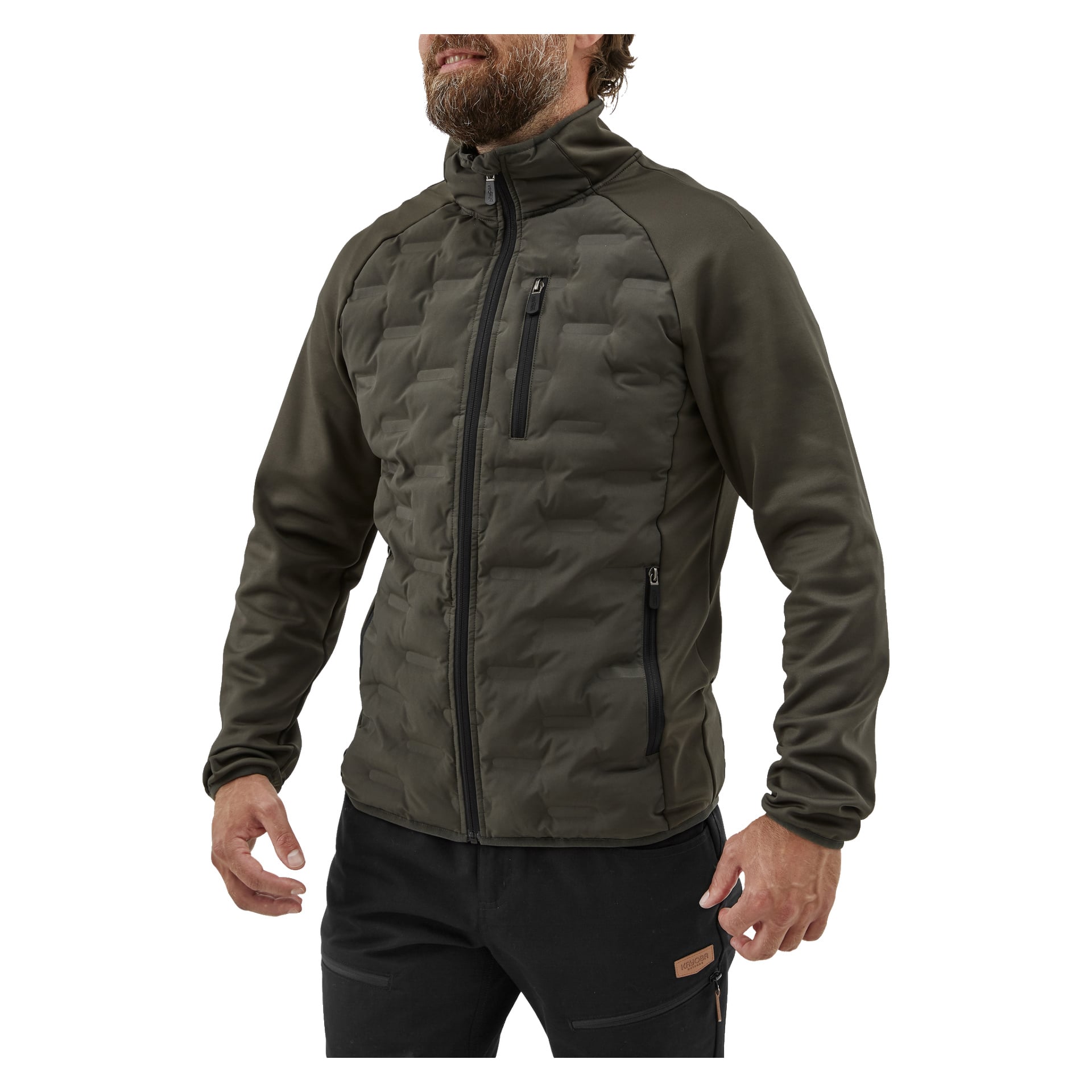 En skäggig man visar Kayoba Outdoor Men's Särna hybrid jacka i olivgrönt, med en vadderad frontpanel, svarta dragkedjor och fickor med dragkedja på båda sidor och på vänster bröst. Han har också svarta byxor på sig.