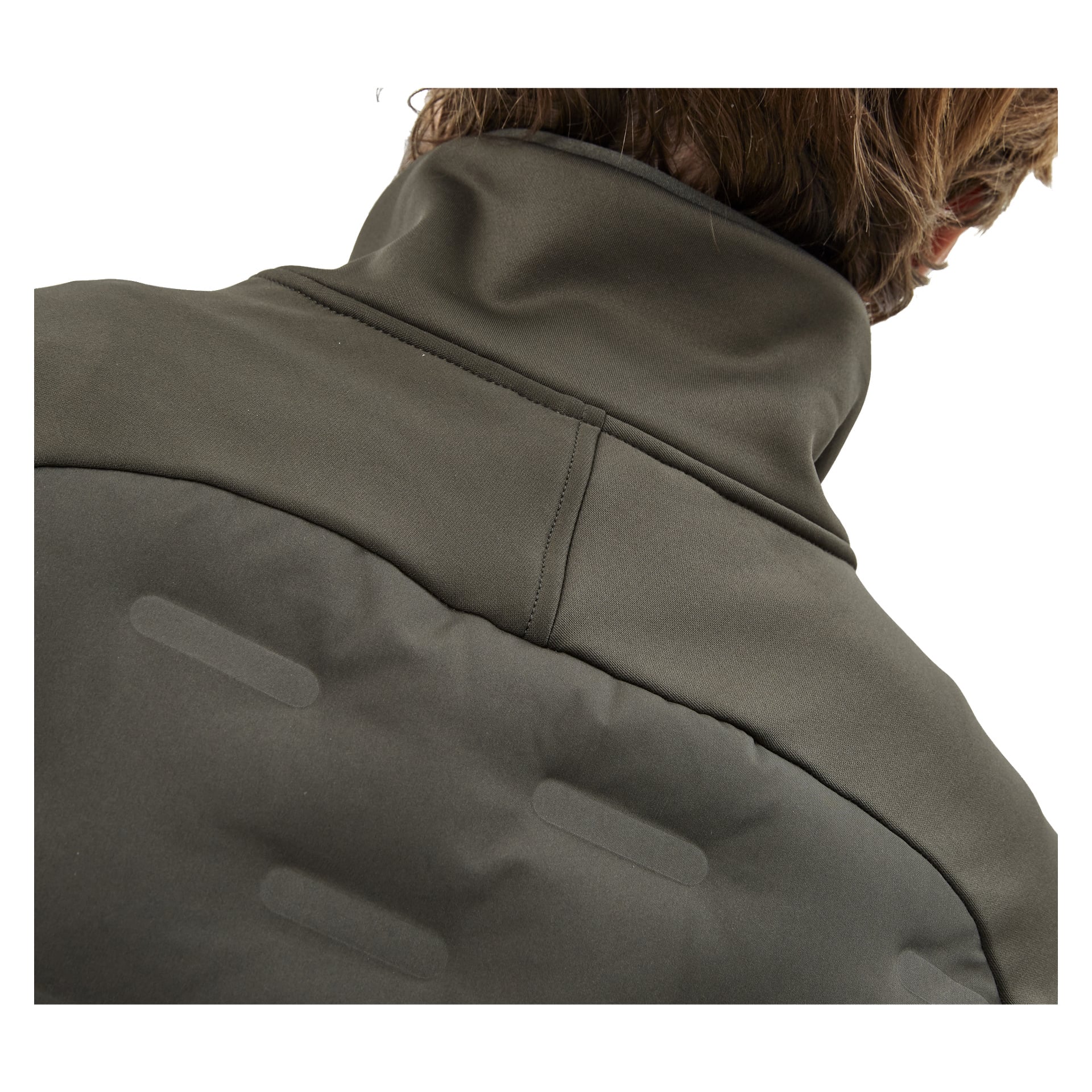 Närbild på en persons nacke och axlar bakifrån, med en mörkgrön Kayoba Outdoor Herrjacka i hybridform Särna med hög krage. Den detaljerade sömmen och tygstrukturen syns, tillsammans med en skymt av ljusbrunt hår uppe till höger.