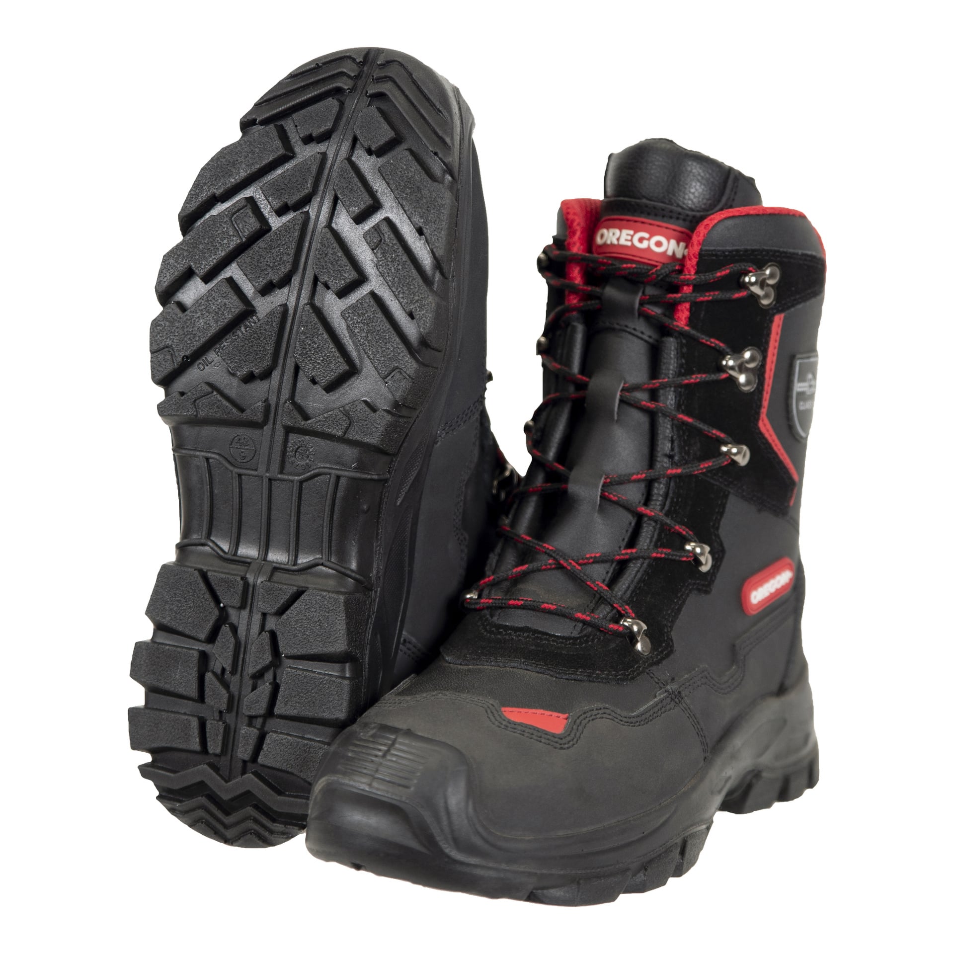 Ett par svarta och röda Oregon Yukon motorsågstövlar visas, där den ena står upprätt och den andra lutar för att visa sin hållbara, robusta sula. Varje stövel har röda detaljer, metallöglor och ett robust mönster anpassat för utomhusförhållanden.