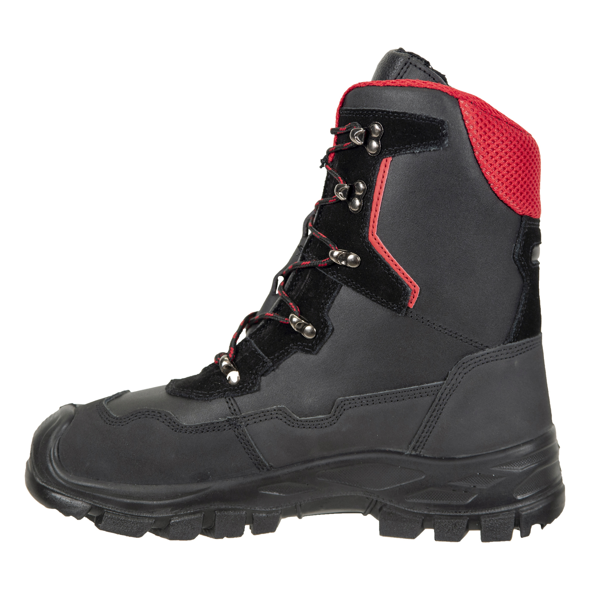 Oregon Chainsaw Boots Yukon är robusta svarta och röda arbetsstövlar med metallöglor och snörkrokar, en slitstark gummisula och högt fotledsstöd, synliga från vänster sida.