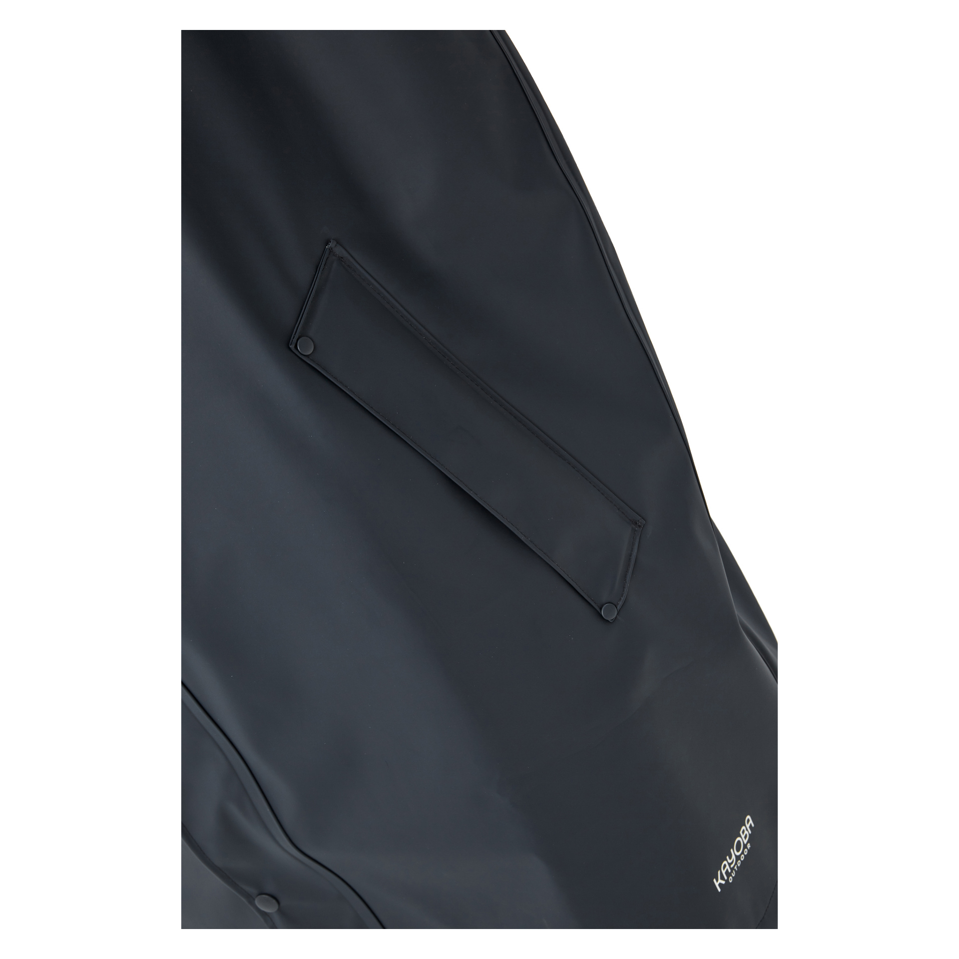 Nahaufnahme eines eleganten, dunklen Kayoba Outdoor-Regenmantels mit einer rechteckigen Tasche und Druckknöpfen. Das Kayoba Outdoor-Logo ist unten rechts zu sehen, mit besonderem Fokus auf die Textur und feinen Details des Materials.
