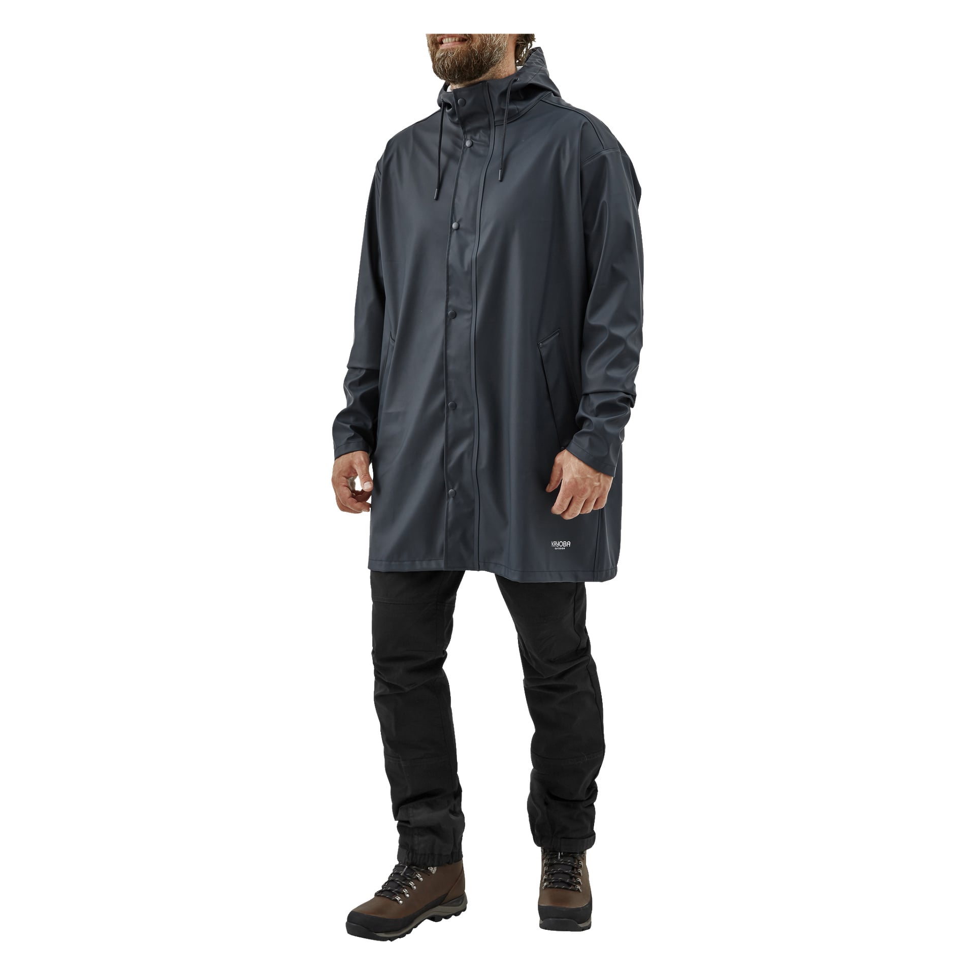 Ein Mann trägt den Kayoba Outdoor Raincoat, der lang, dunkel und mit Kapuze ist. Er trägt schwarze Hosen und braune Wanderschuhe und steht mit den Händen an den Seiten. Das Foto zeigt nur den unteren Teil seines Gesichts.