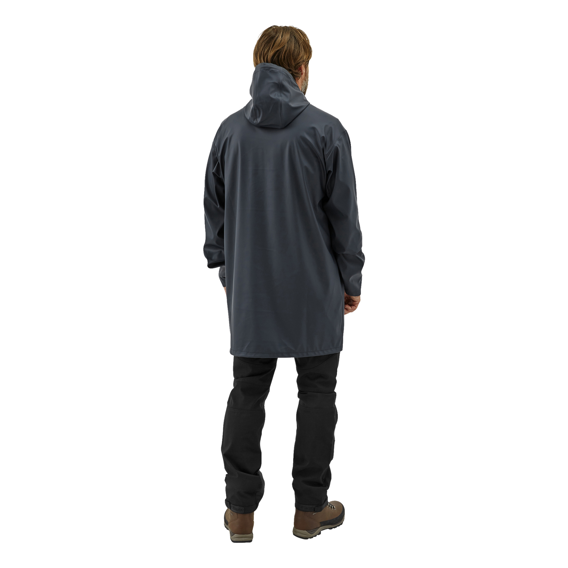 Eine Person mit braunen Haaren, von hinten betrachtet, trägt einen dunklen Kayoba Outdoor Regenmantel, schwarze Hosen und braune Stiefel.