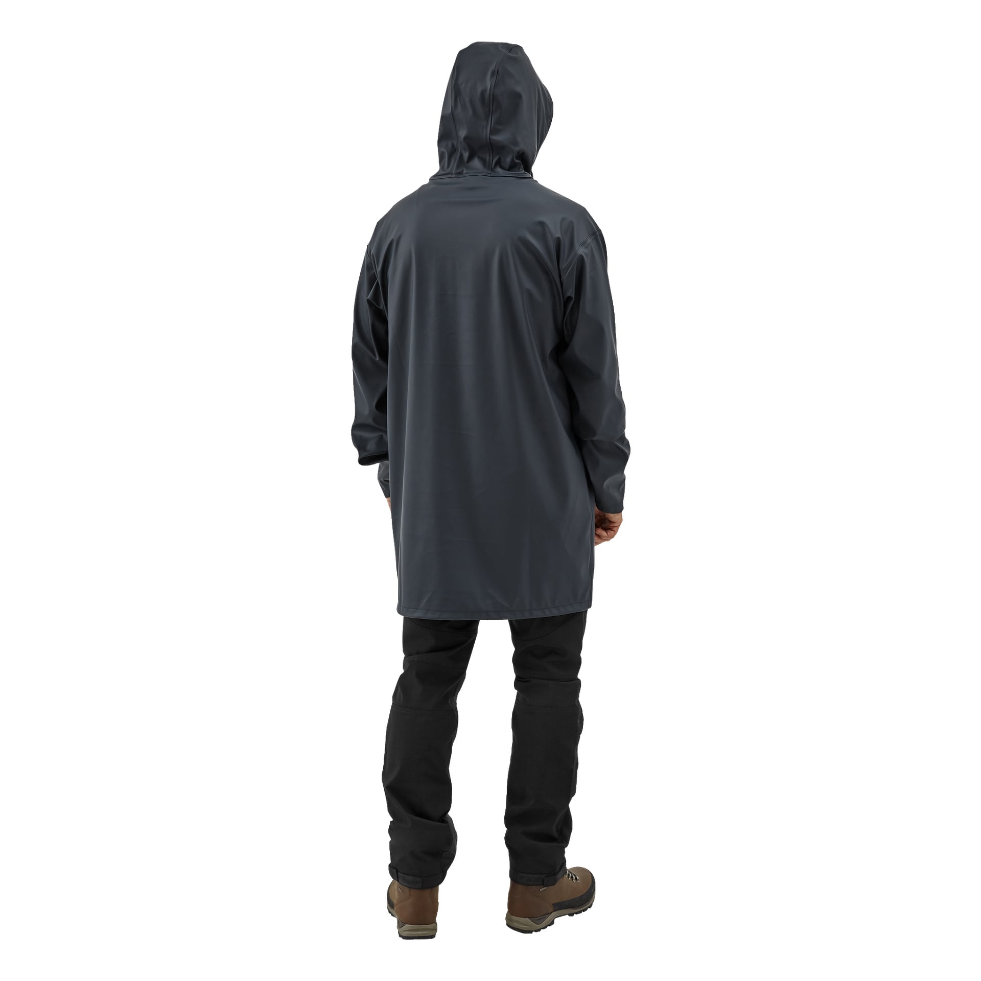 Eine Person im Kayoba Outdoor Regenmantel steht mit dem Rücken zur Kamera, trägt schwarze Hosen und braune Stiefel.