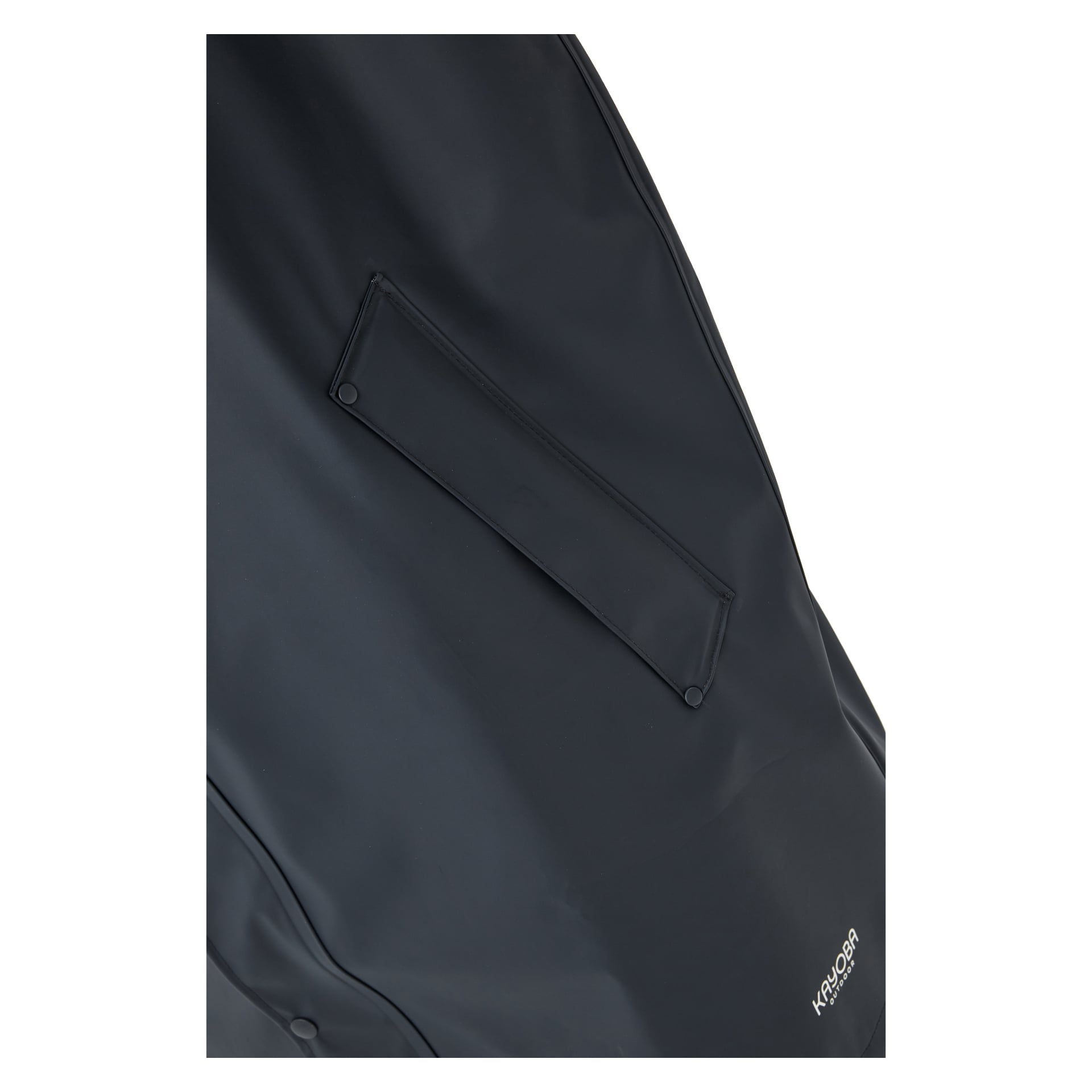 Ein Blick aus der Nähe auf einen schwarzen, wasserdichten Kayoba Outdoor Raincoat, der eine rechteckige Klappentasche und das Kayoba Outdoor-Logo in Weiß unten rechts zeigt.