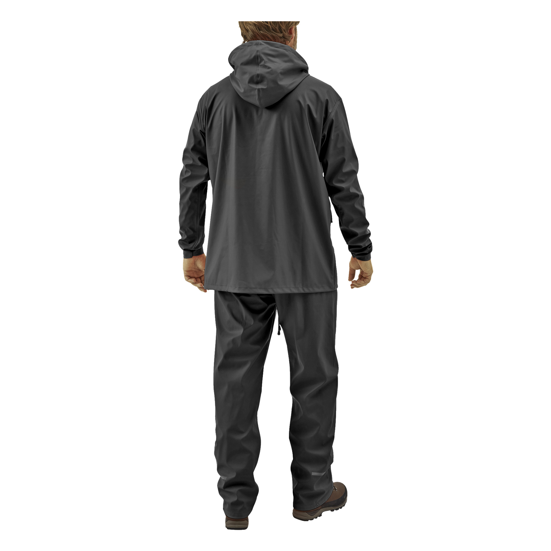 Eine Person blickt von der Kamera weg, trägt einen Bluewear Rainsuit mit schwarzer Kapuzenjacke und passender schwarzer Hose. Die Regenkleidung wird mit braunen Schuhen kombiniert.